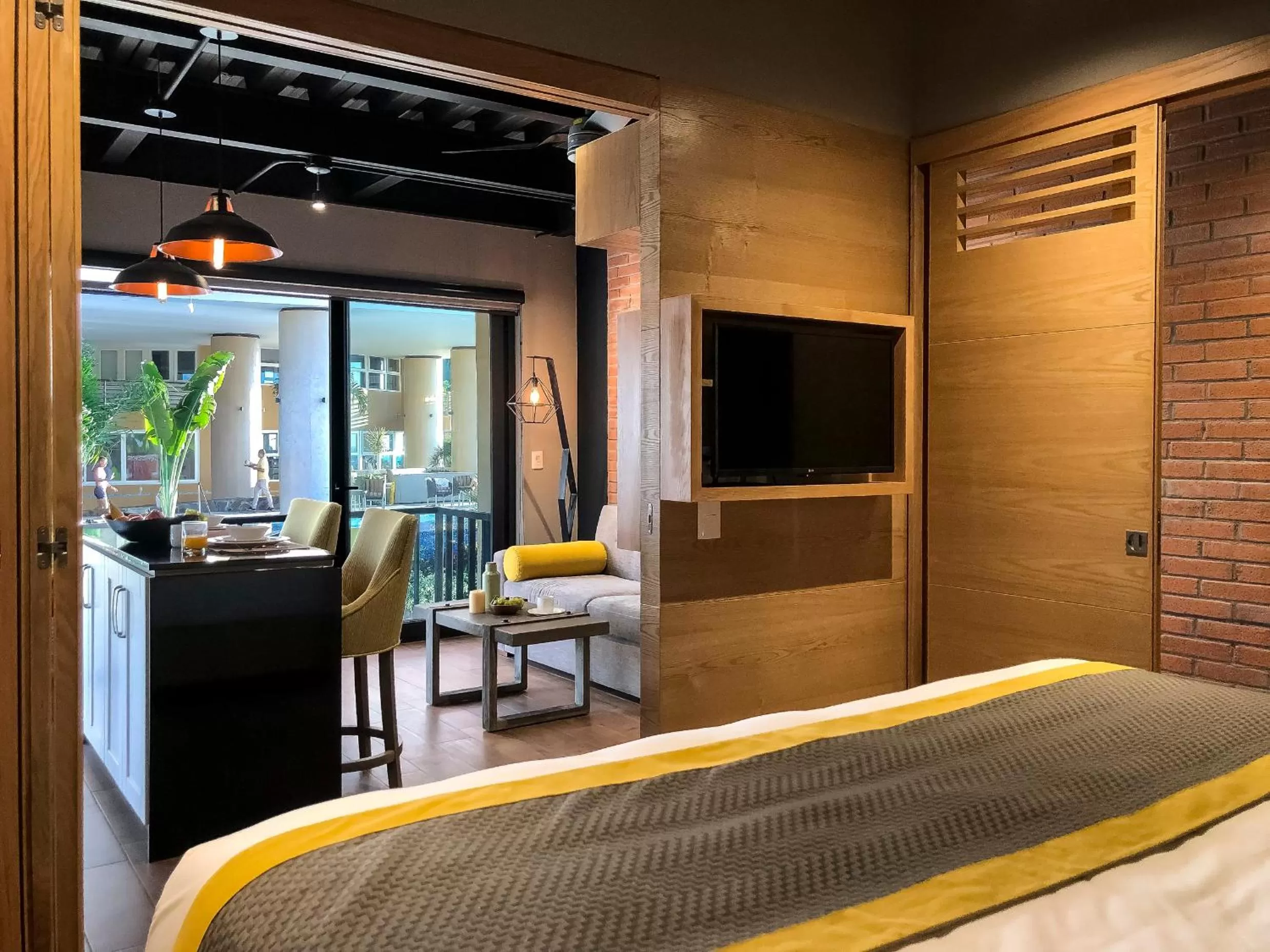 Living room, Bed in Pinnacle Resorts 179 - Adults Only