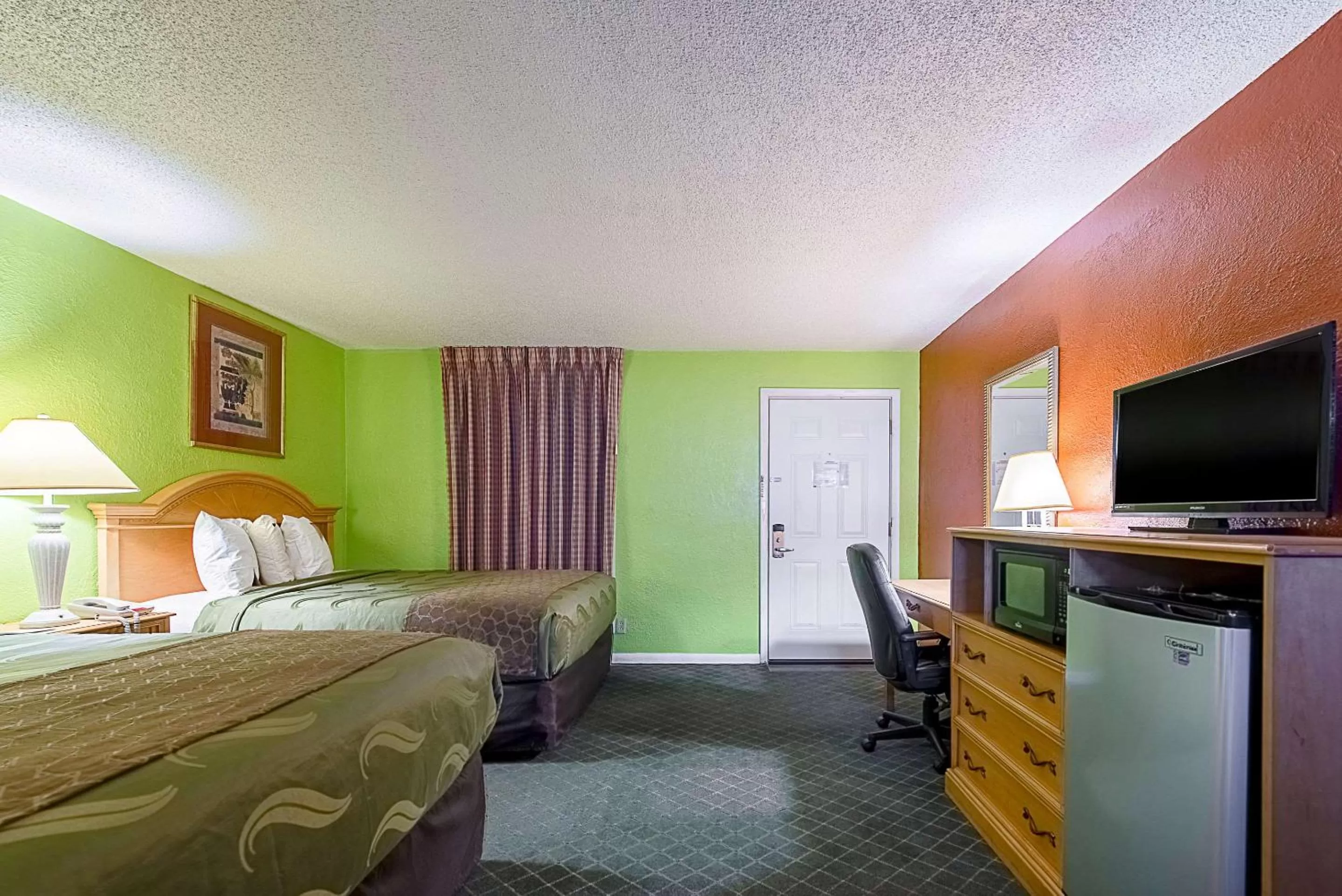 Photo of the whole room, Bed in Highway Inn