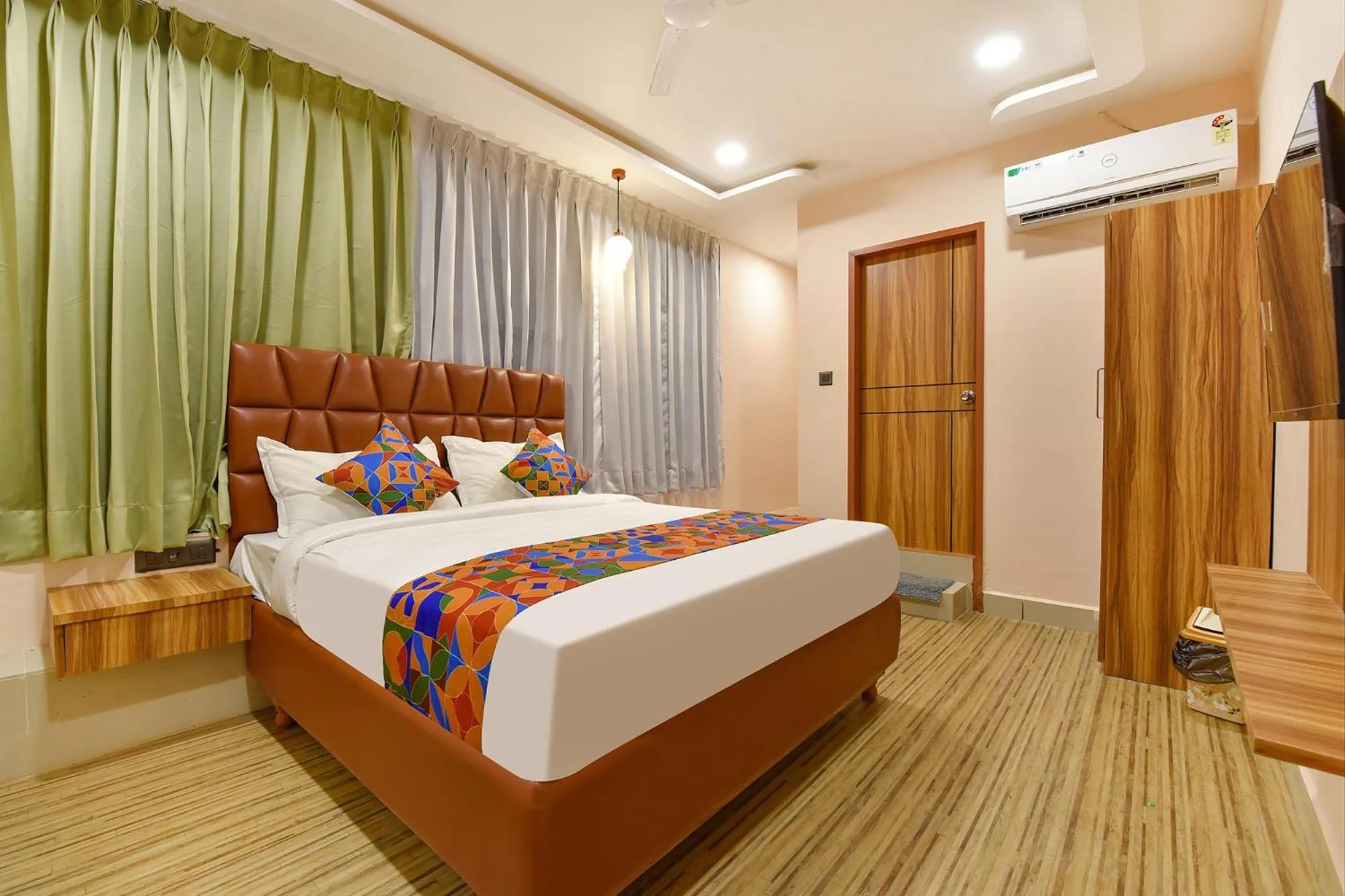 Communal lounge/ TV room, Bed in FabHotel The Palace