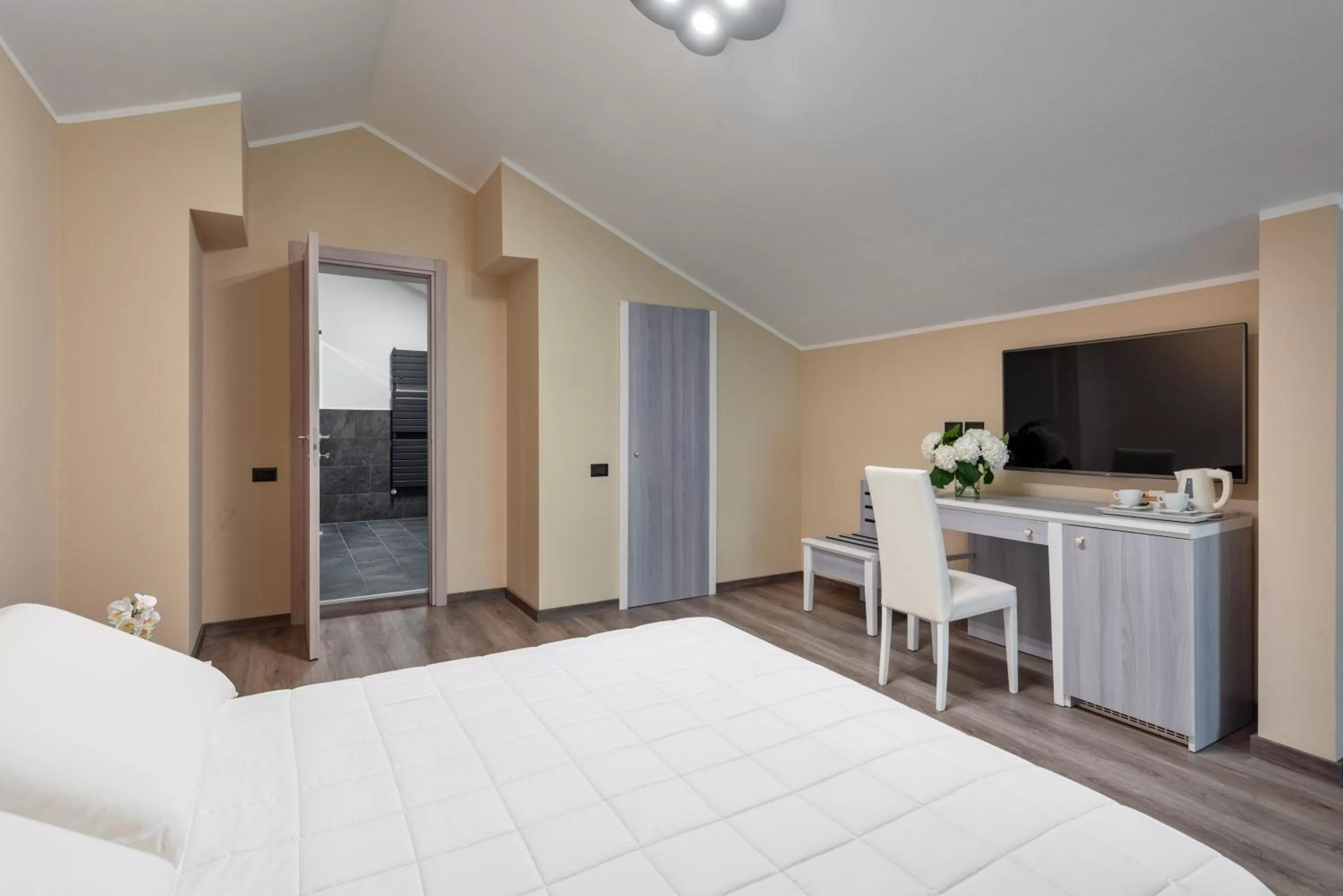 Photo of the whole room, Bed in Rivoli Hotel