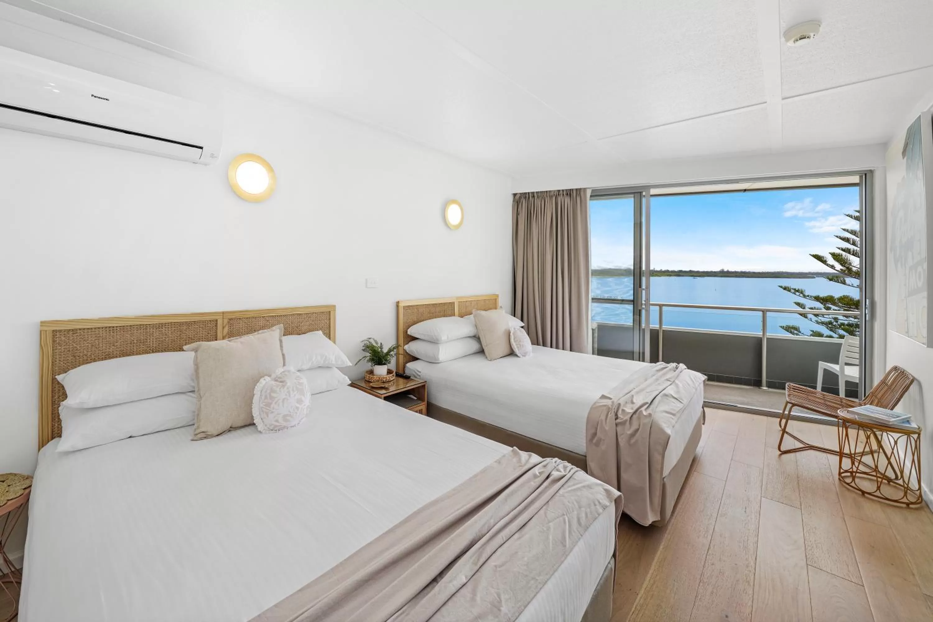 Bedroom, Bed in The Mid Pacific