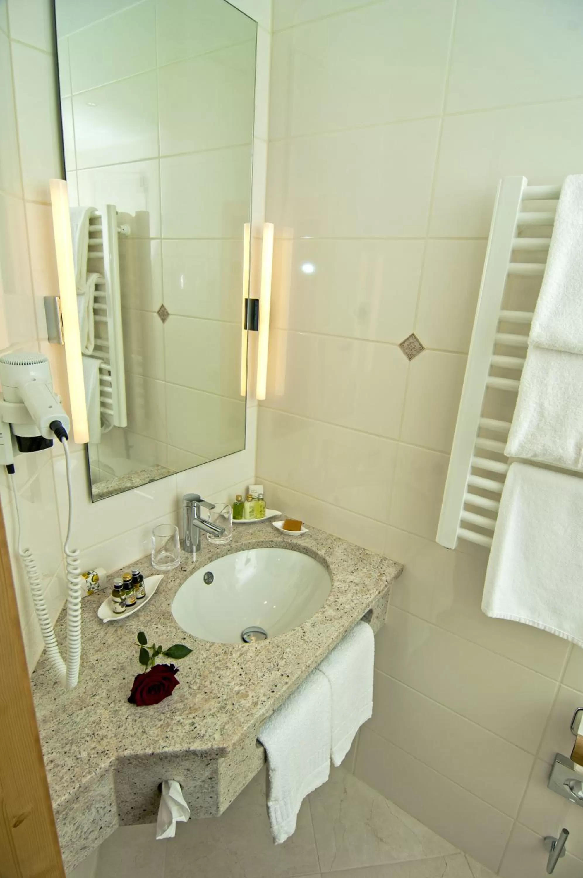 Bathroom in Hotel Alpenhof - ruhige Wohlfühloase zwischen München, dem Fünf-Seenland und den Bergen, in S-Bahnnähe