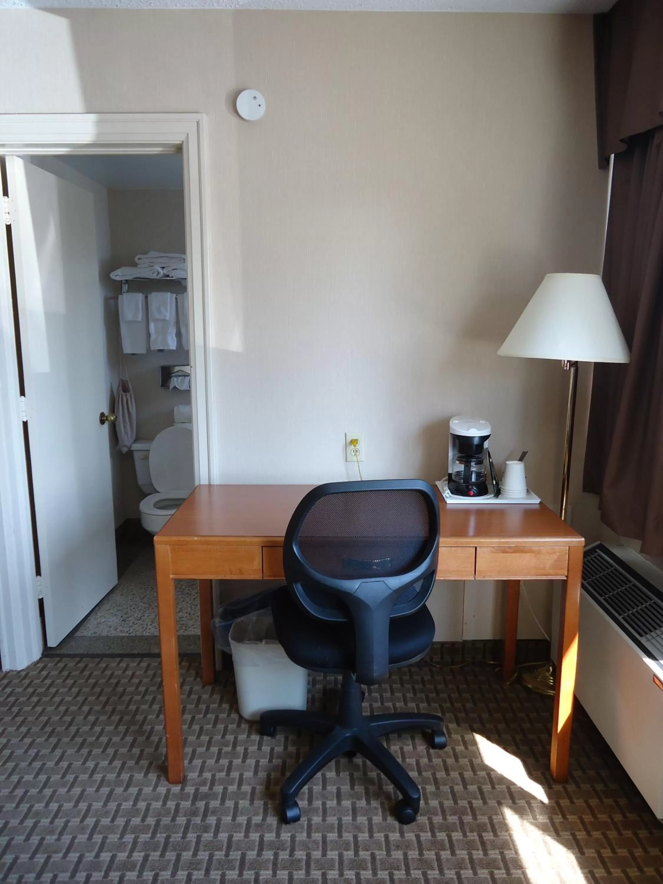 Seating area in Travelodge by Wyndham Thunder Bay ON