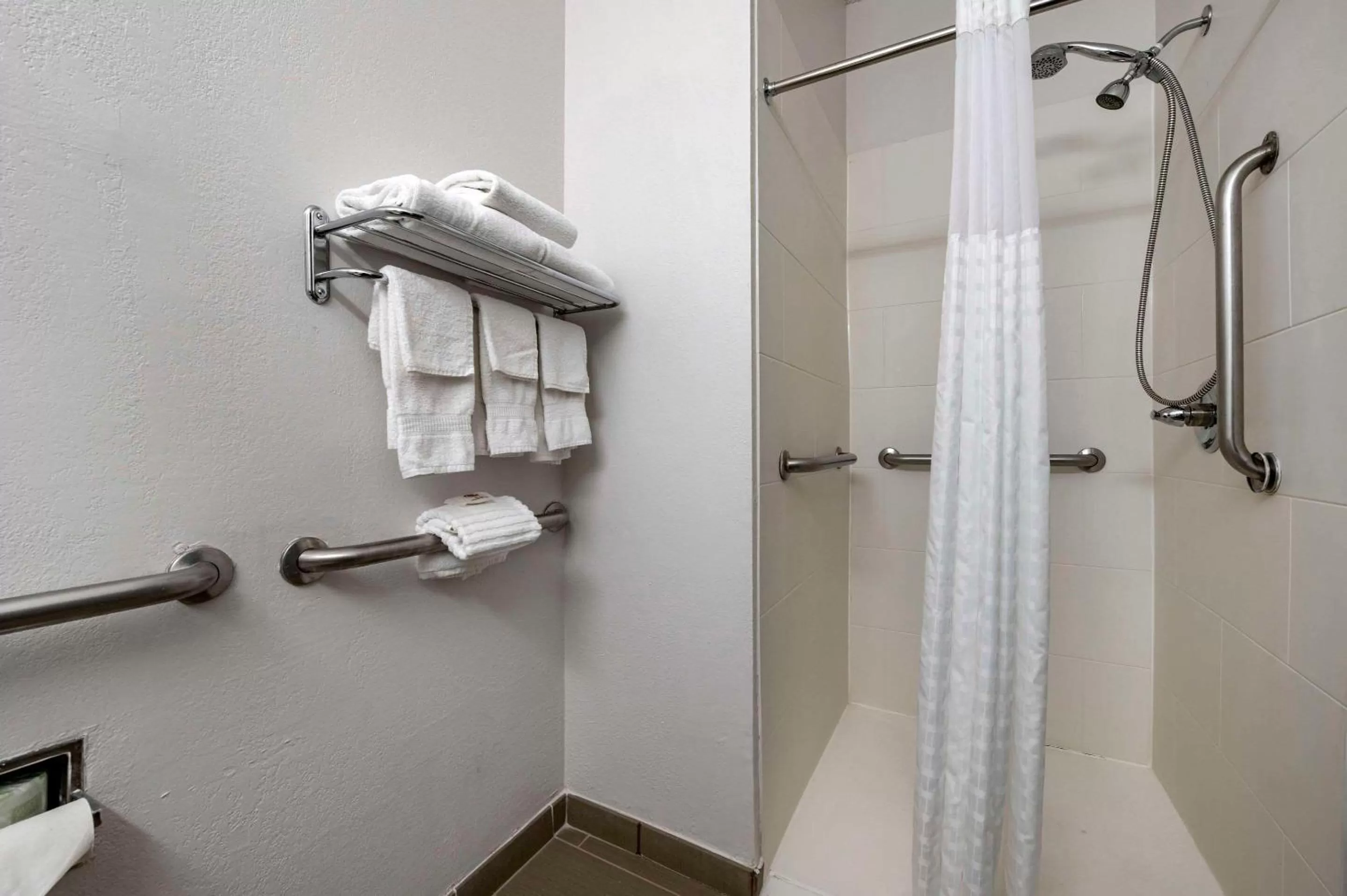 Bedroom in Comfort Inn Plainfield - Indianapolis Airport