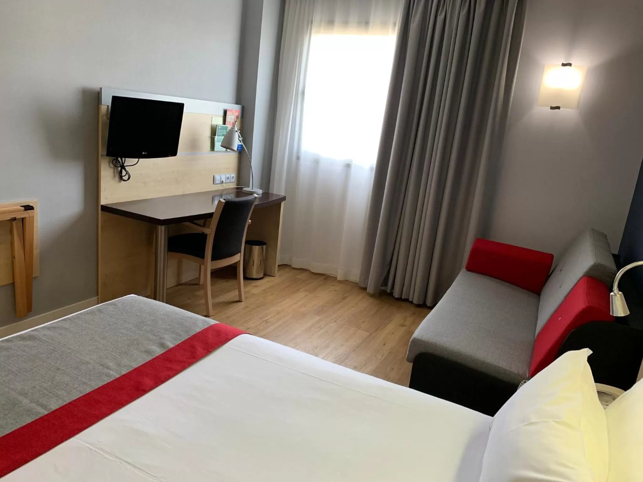 Photo of the whole room, Bed in Holiday Inn Express Vitoria by IHG