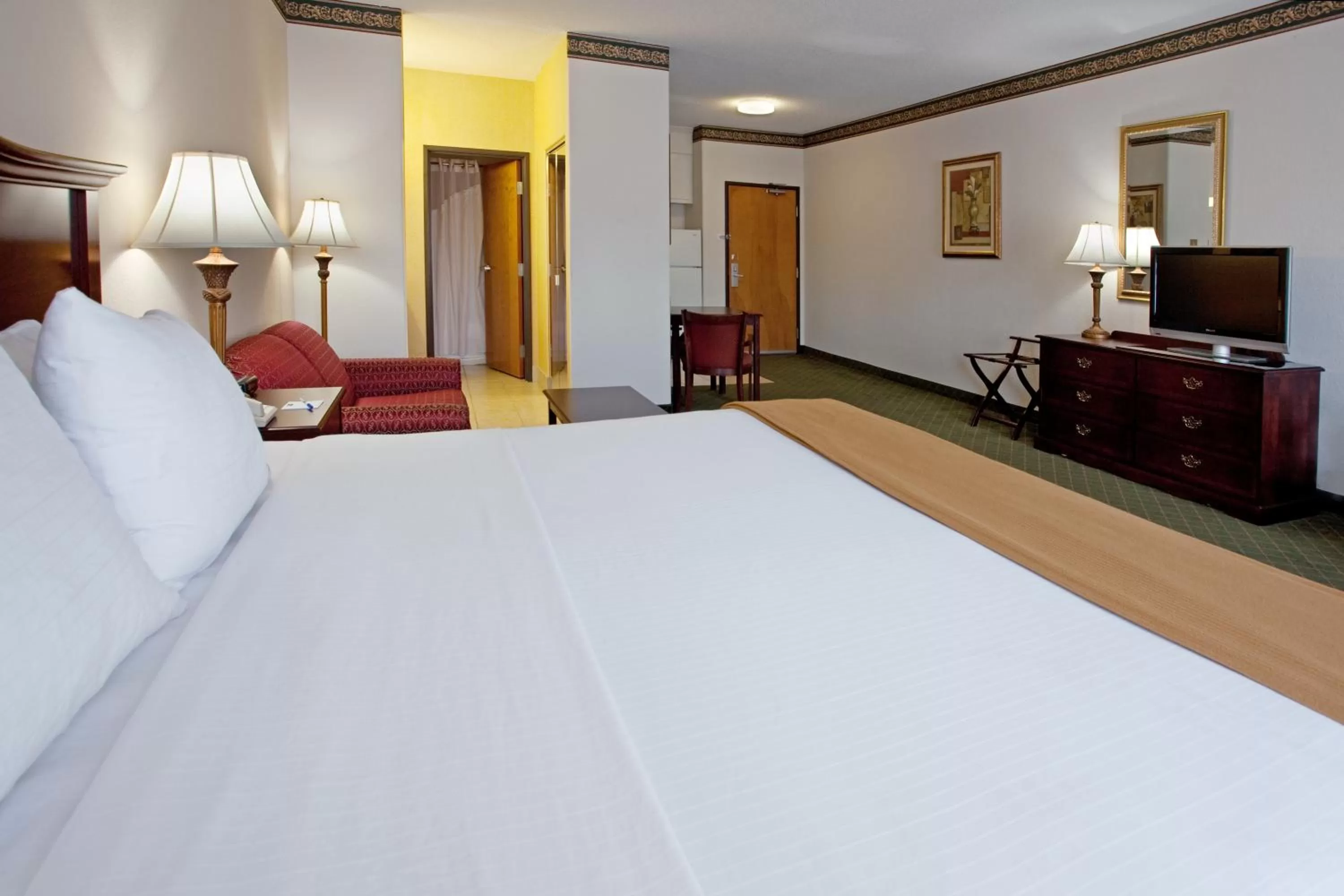 Photo of the whole room, Bed in Moncks Corner Inn