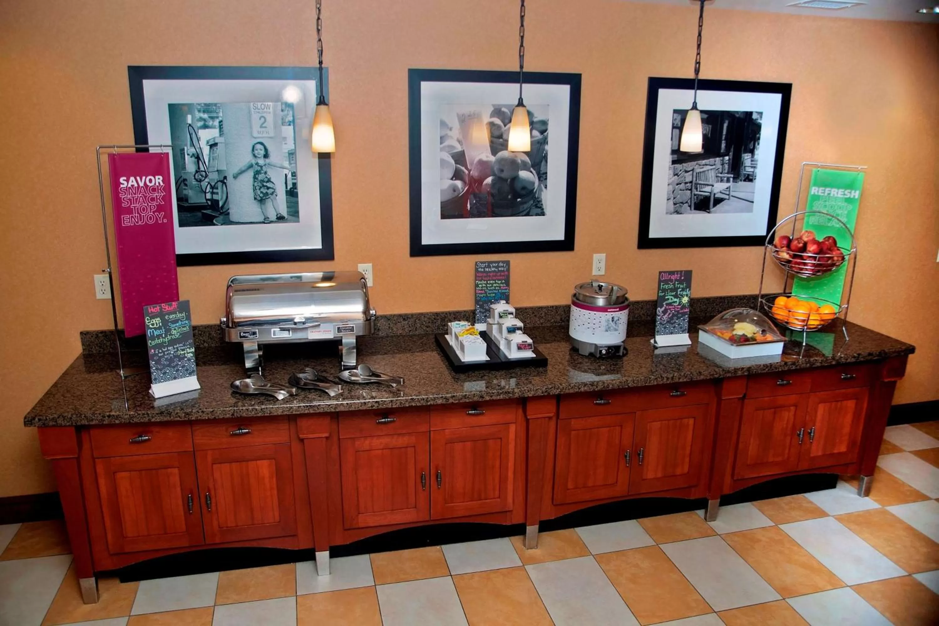 Dining area in Hampton Inn Evanston