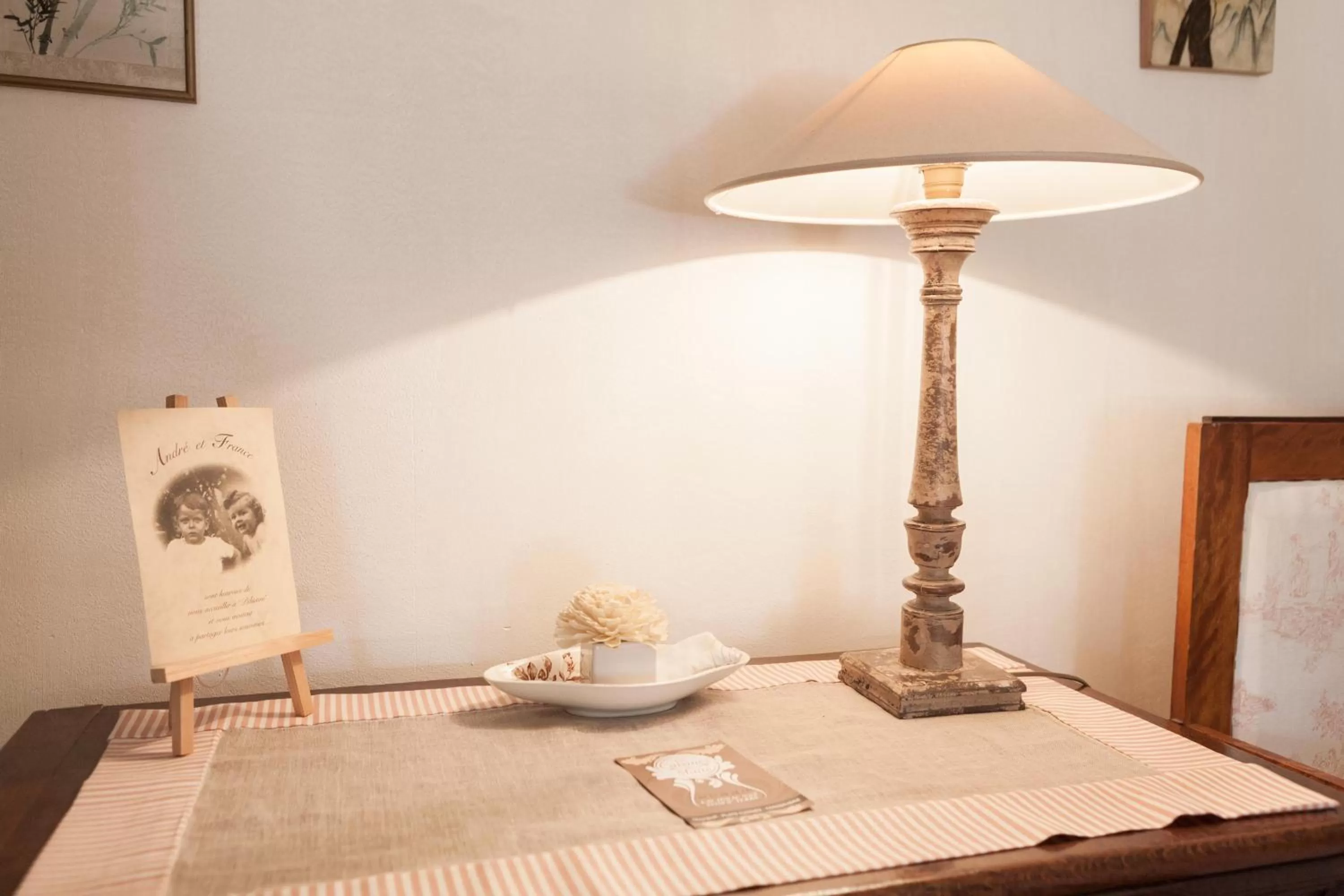 Decorative detail, Seating Area in Chambres d'hôtes de charme au REFUGE DU PEINTRE prés de St Emilion
