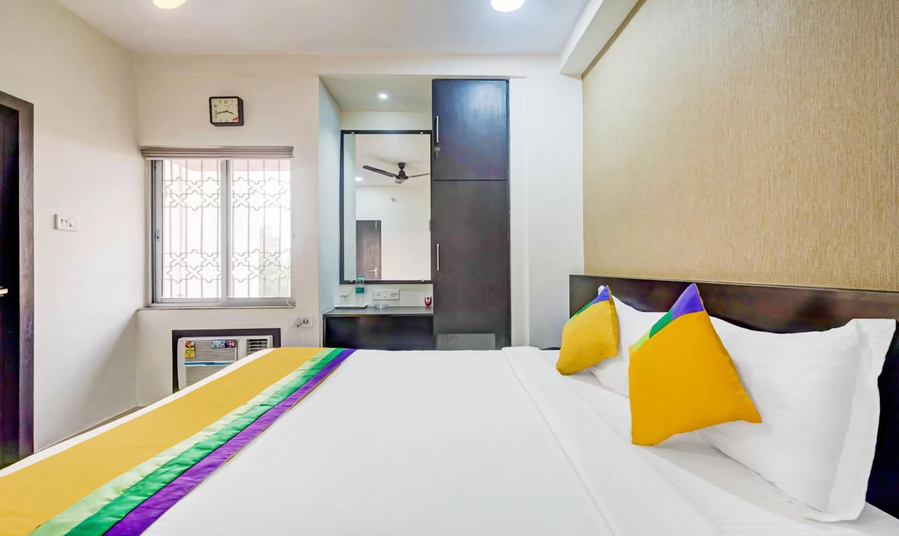 Bedroom, Bed in Itsy Hotels Neeranand Plaza, Bhawanipur