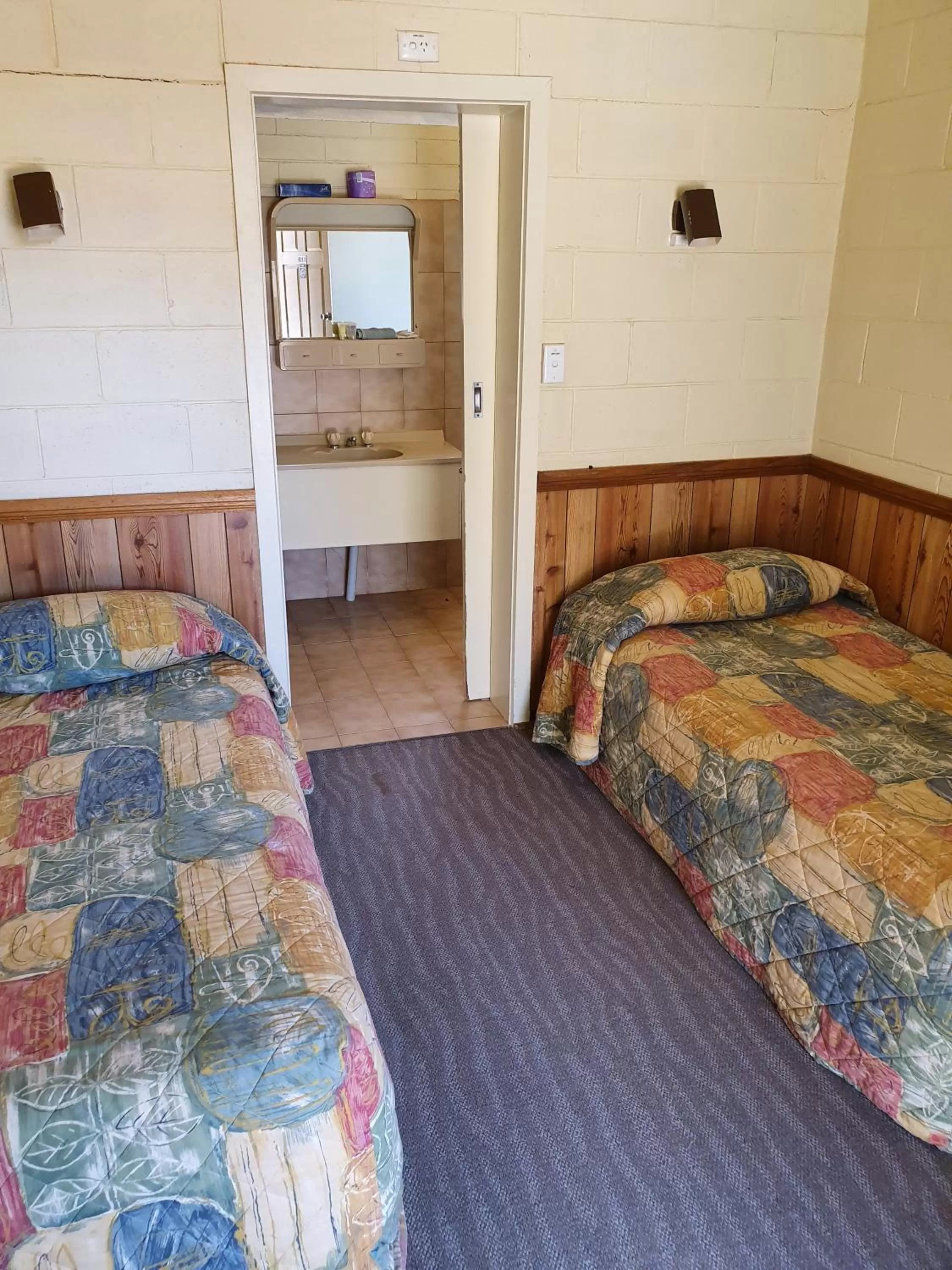 Bed in Opal Inn Hotel, Motel, Caravan Park