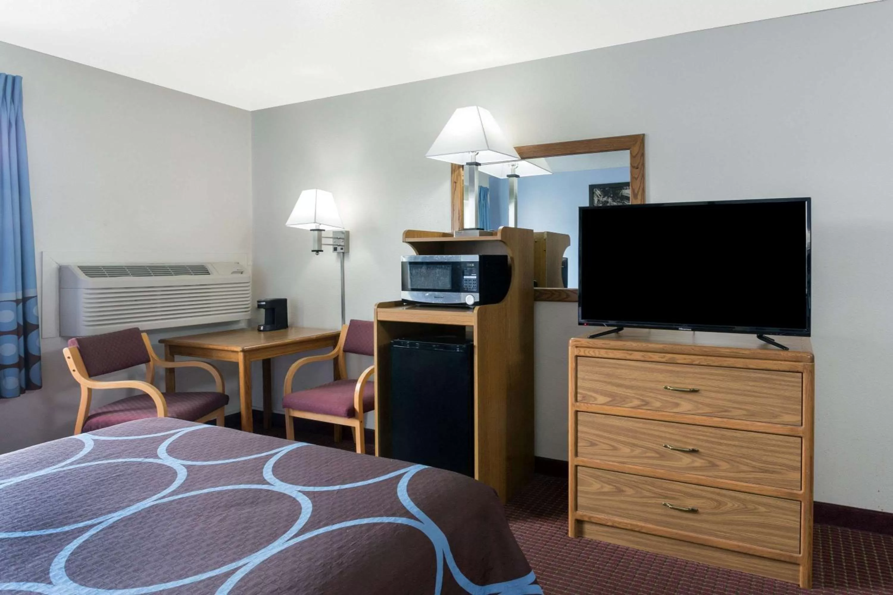 Photo of the whole room, Bed in Super 8 by Wyndham Wisconsin Dells