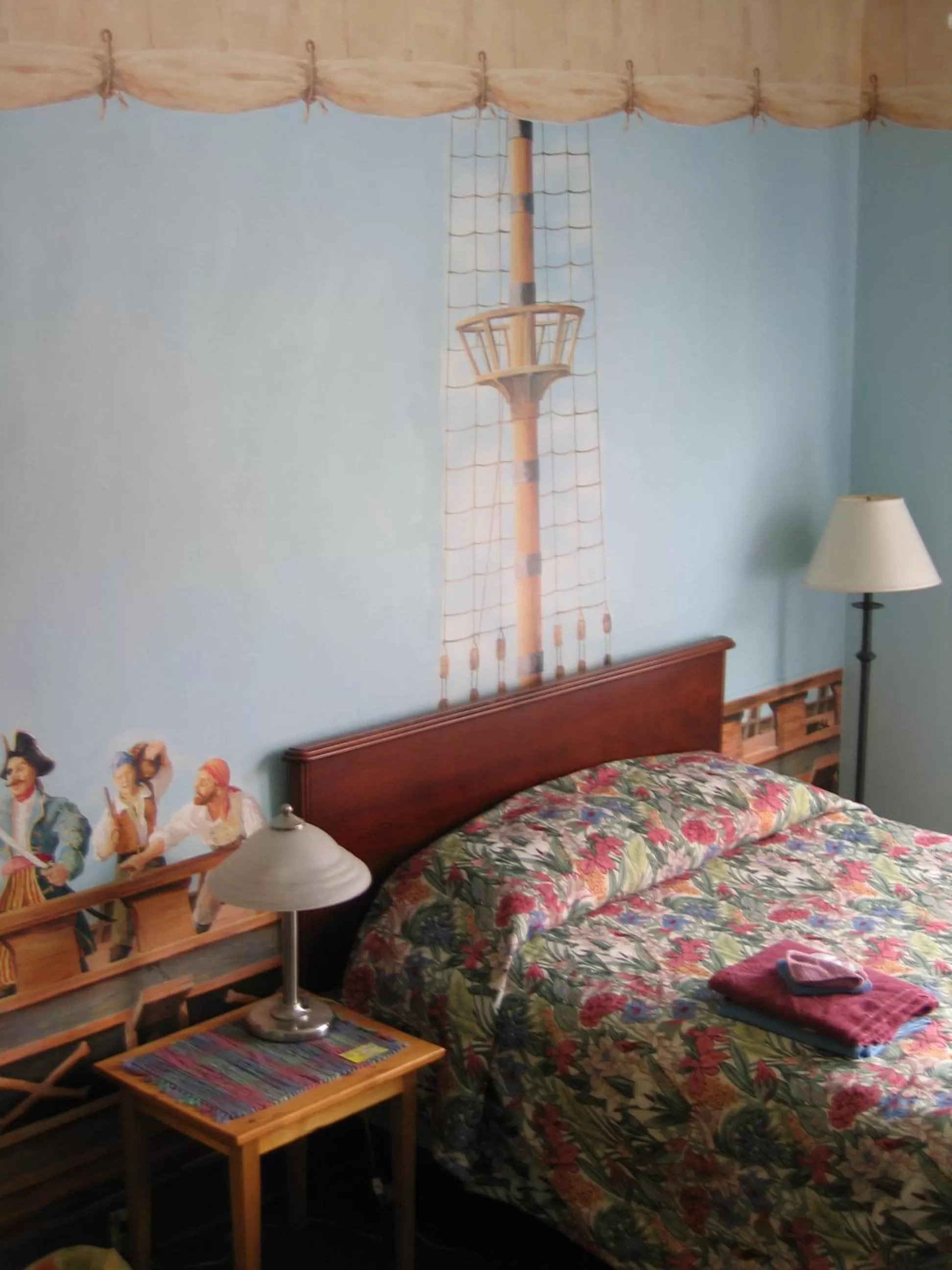 Decorative detail, Bed in The Pirate Haus Inn