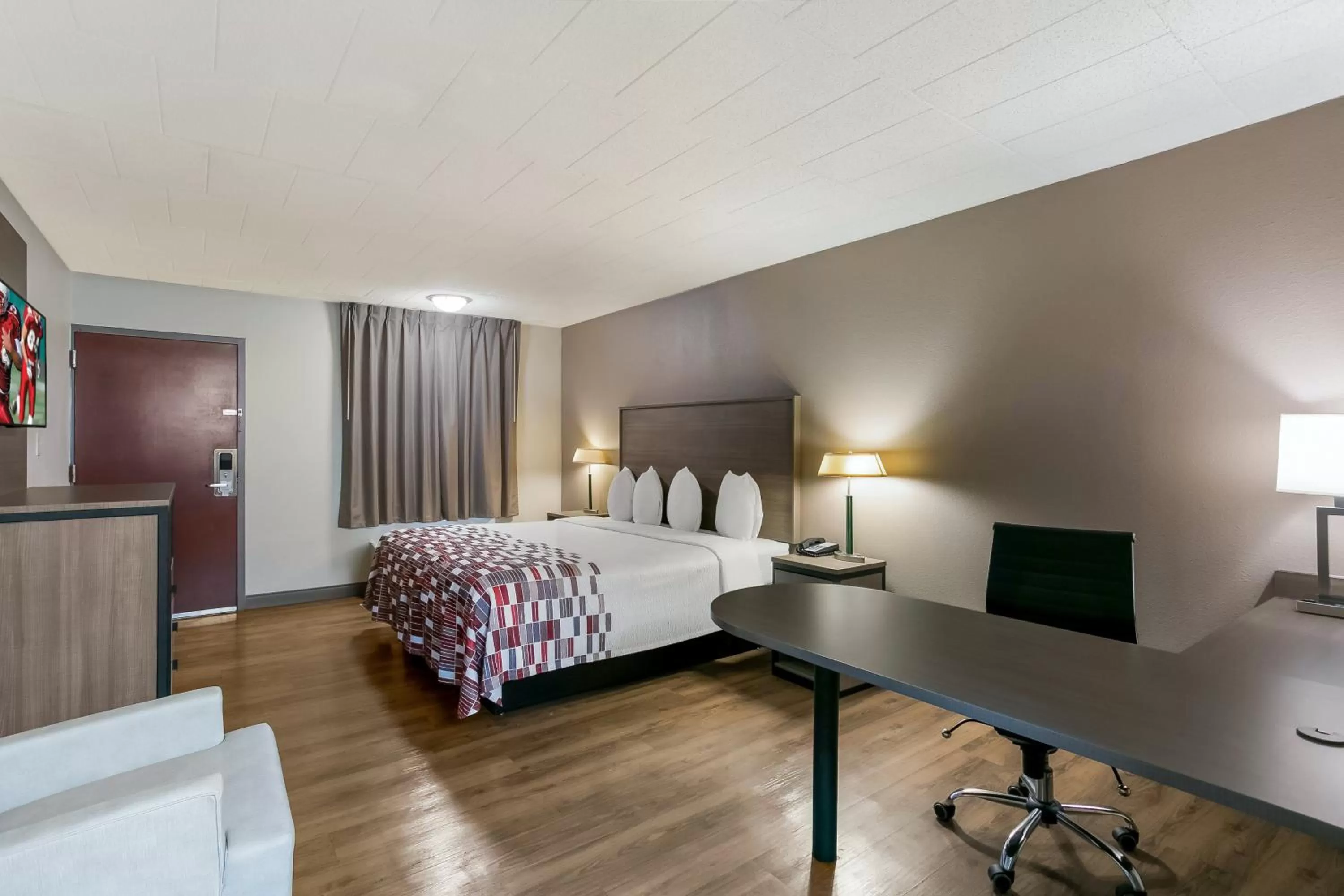 Bedroom, Bed in Red Roof Inn Baltimore