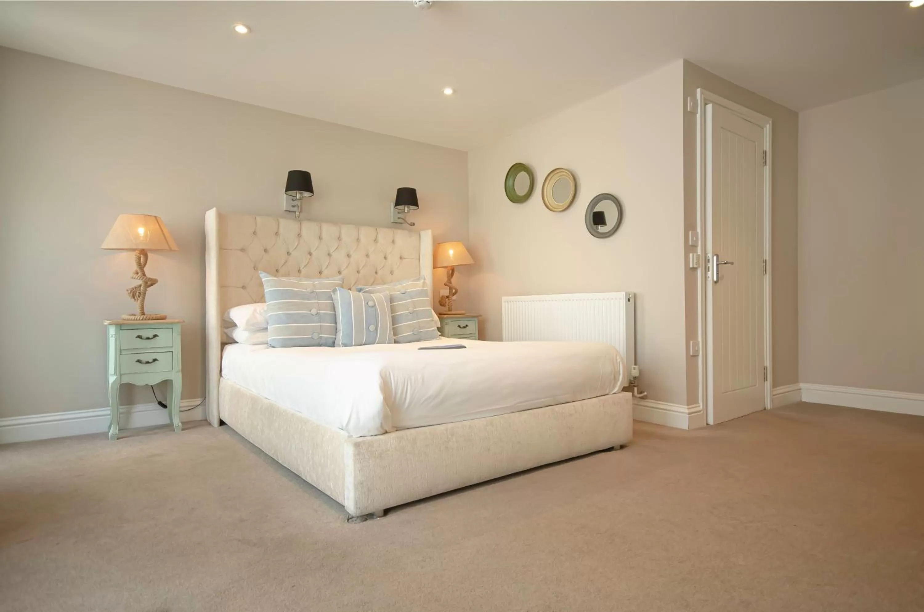 Photo of the whole room, Bed in Molesworth Arms