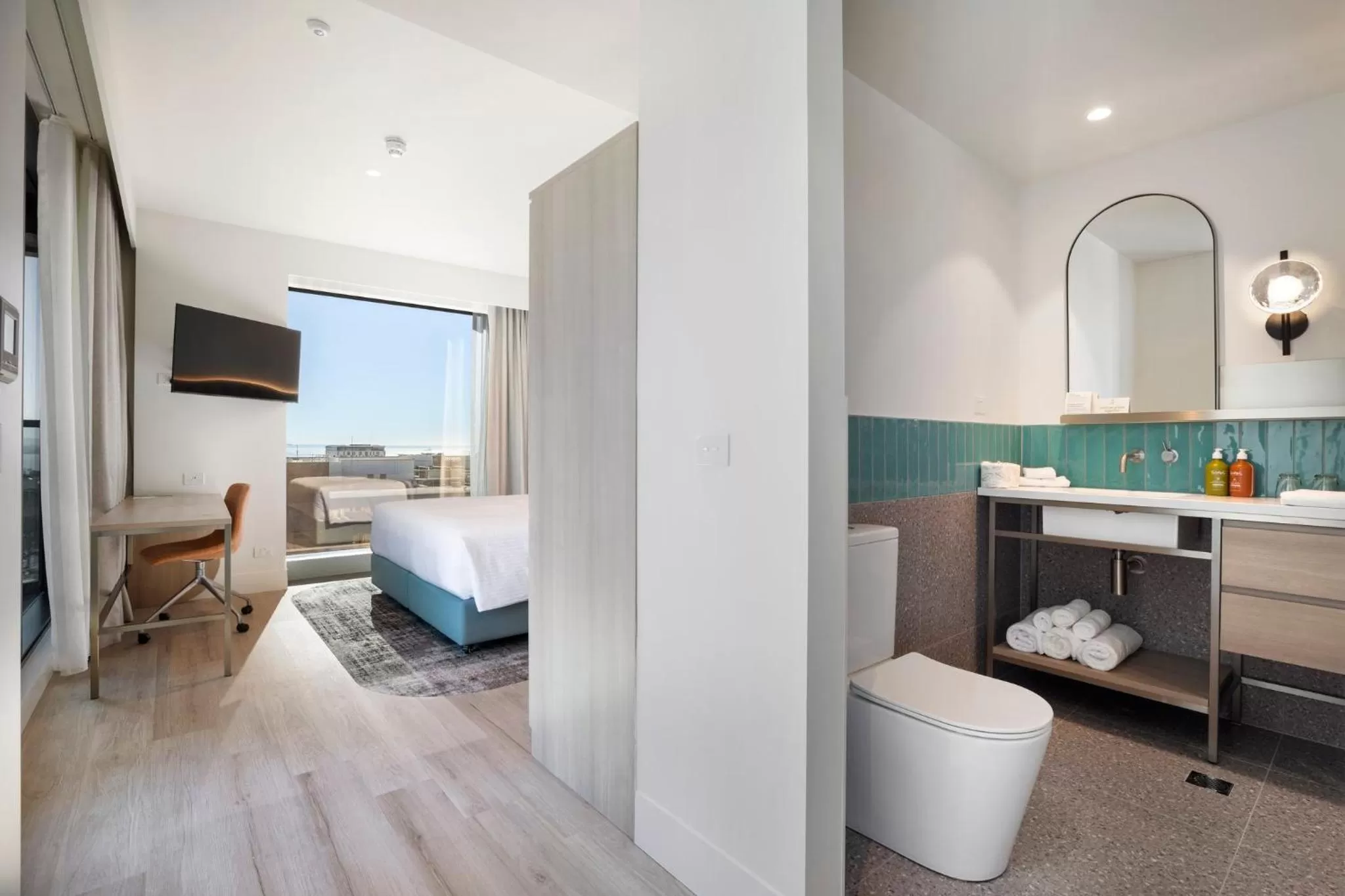 Photo of the whole room, Bed in Holiday Inn & Suites Geelong by IHG