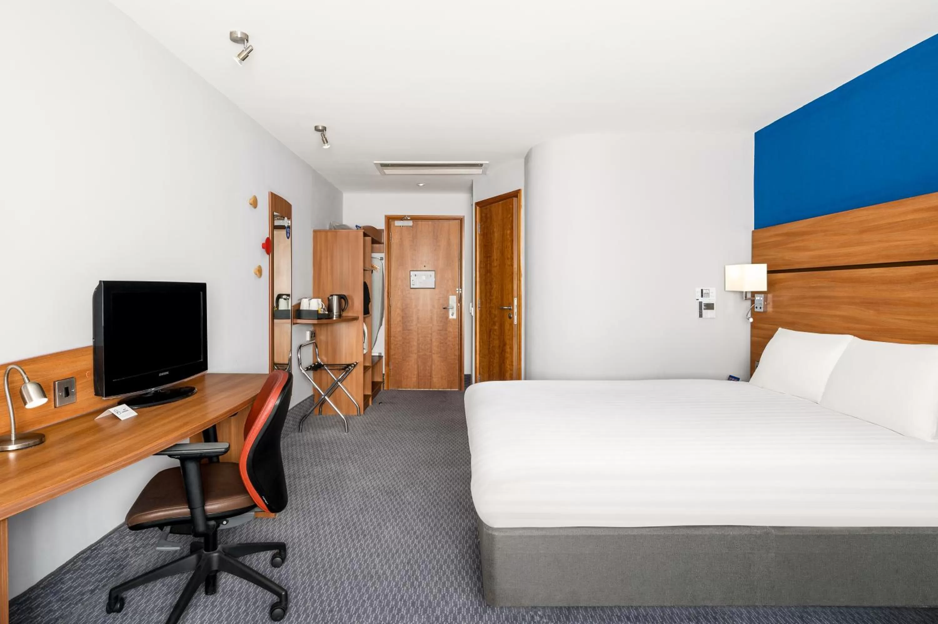 Bed in Holiday Inn Express Braintree by IHG