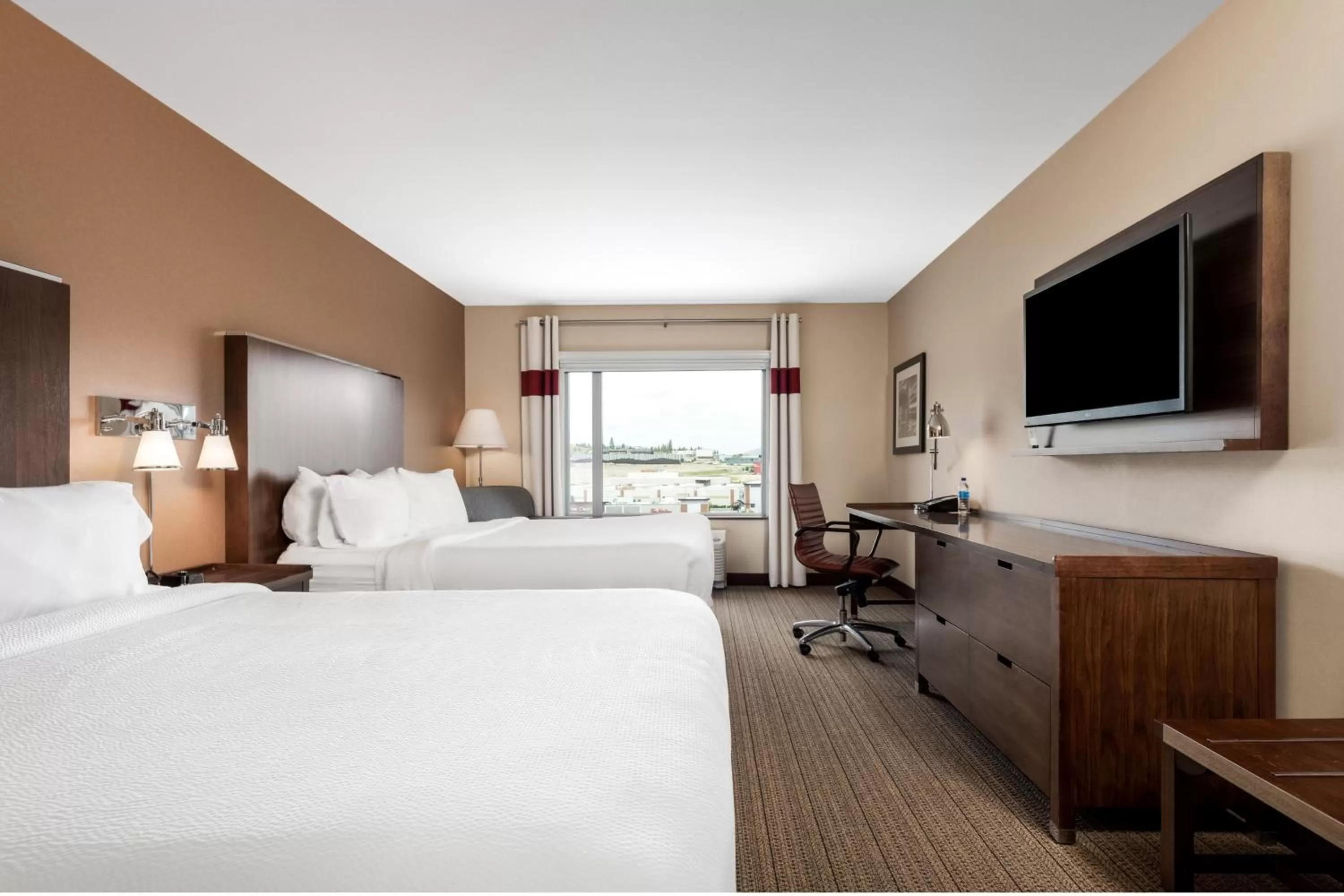 Photo of the whole room, Bed in Four Points by Sheraton Kelowna Airport