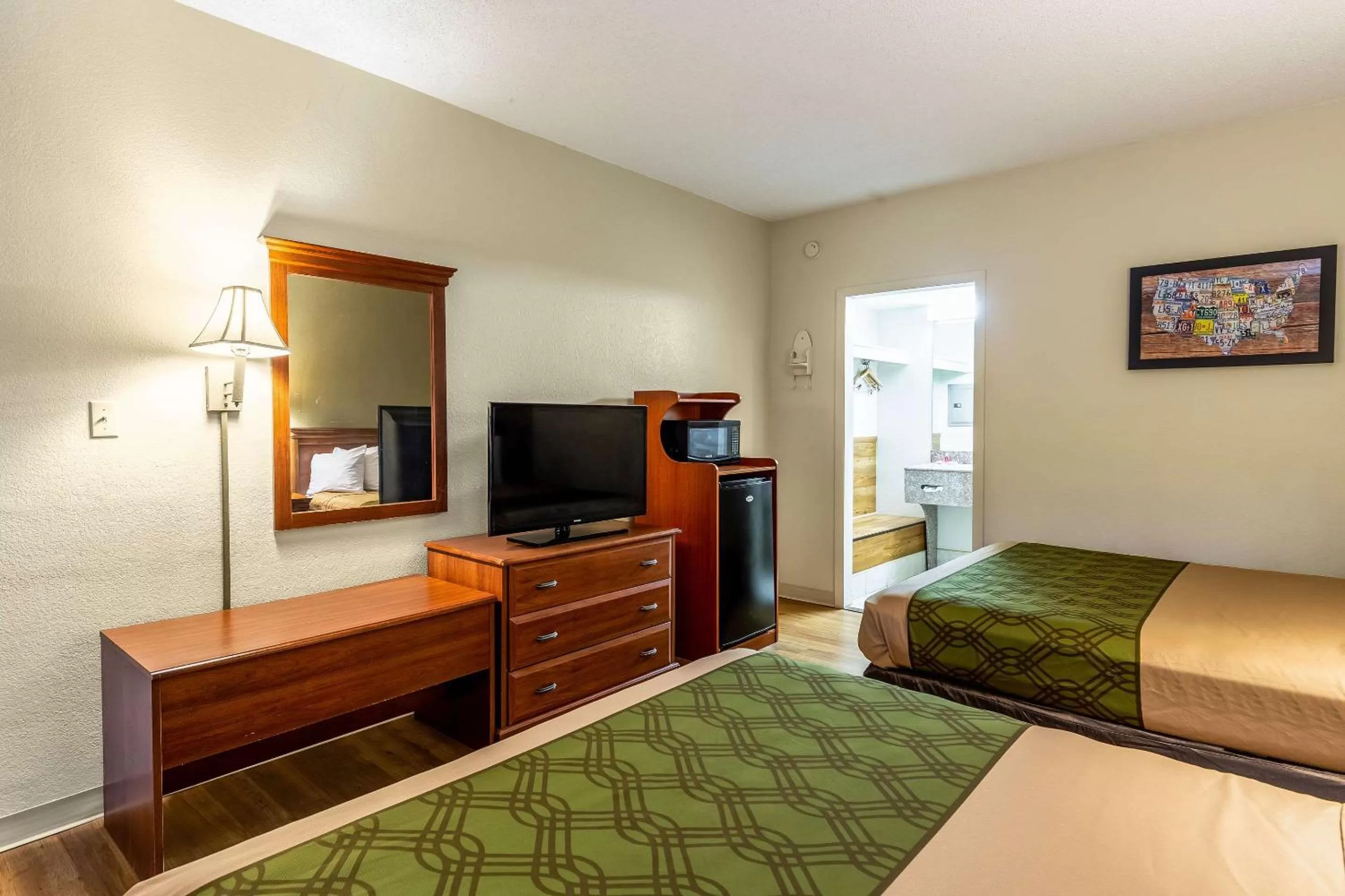 Photo of the whole room, Bed in Econo Lodge Lake City-North