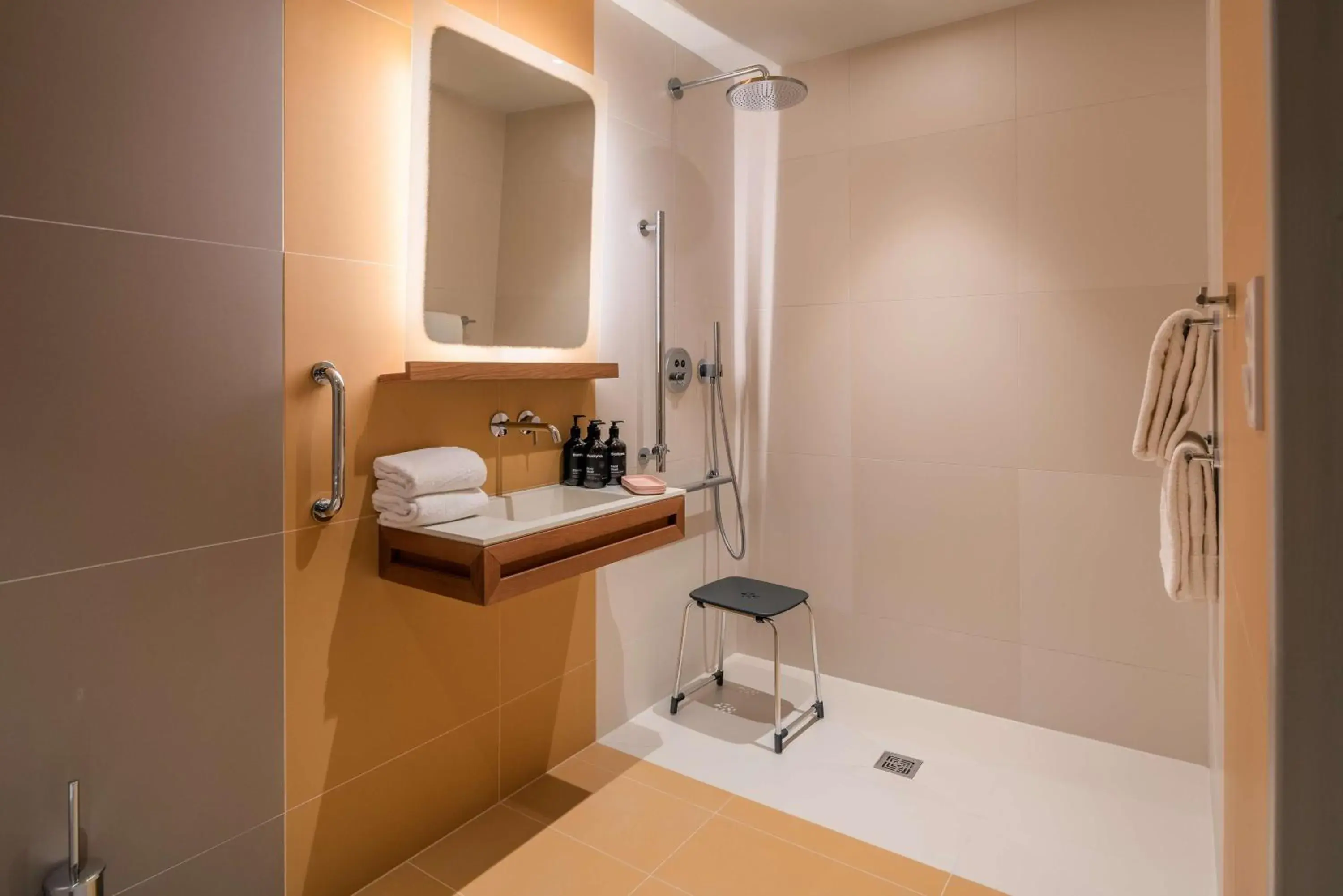 Queen Room - Mobility Access in Canopy by Hilton Cannes Queen Room - Mobility Access in Canopy by Hilton Cannes