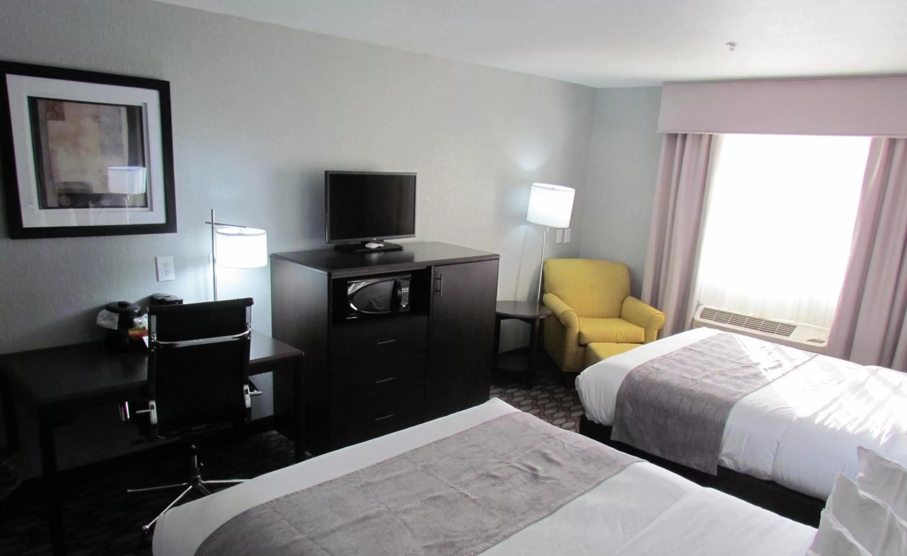 TV and multimedia, Bed in Oak Hill Inn & Suites
