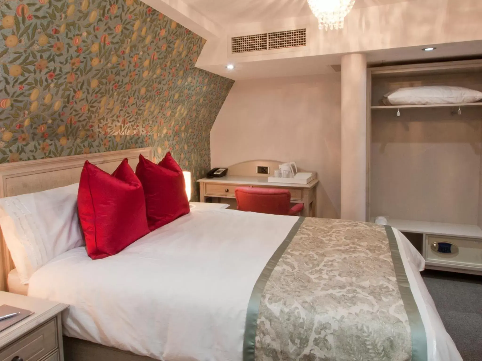 Deluxe Double Room - single occupancy in W12 Rooms Deluxe Double Room - single occupancy in W12 Rooms