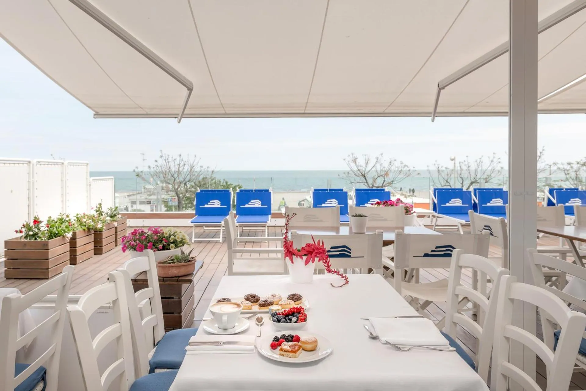 Restaurant/places to eat in T-Suite Hotel