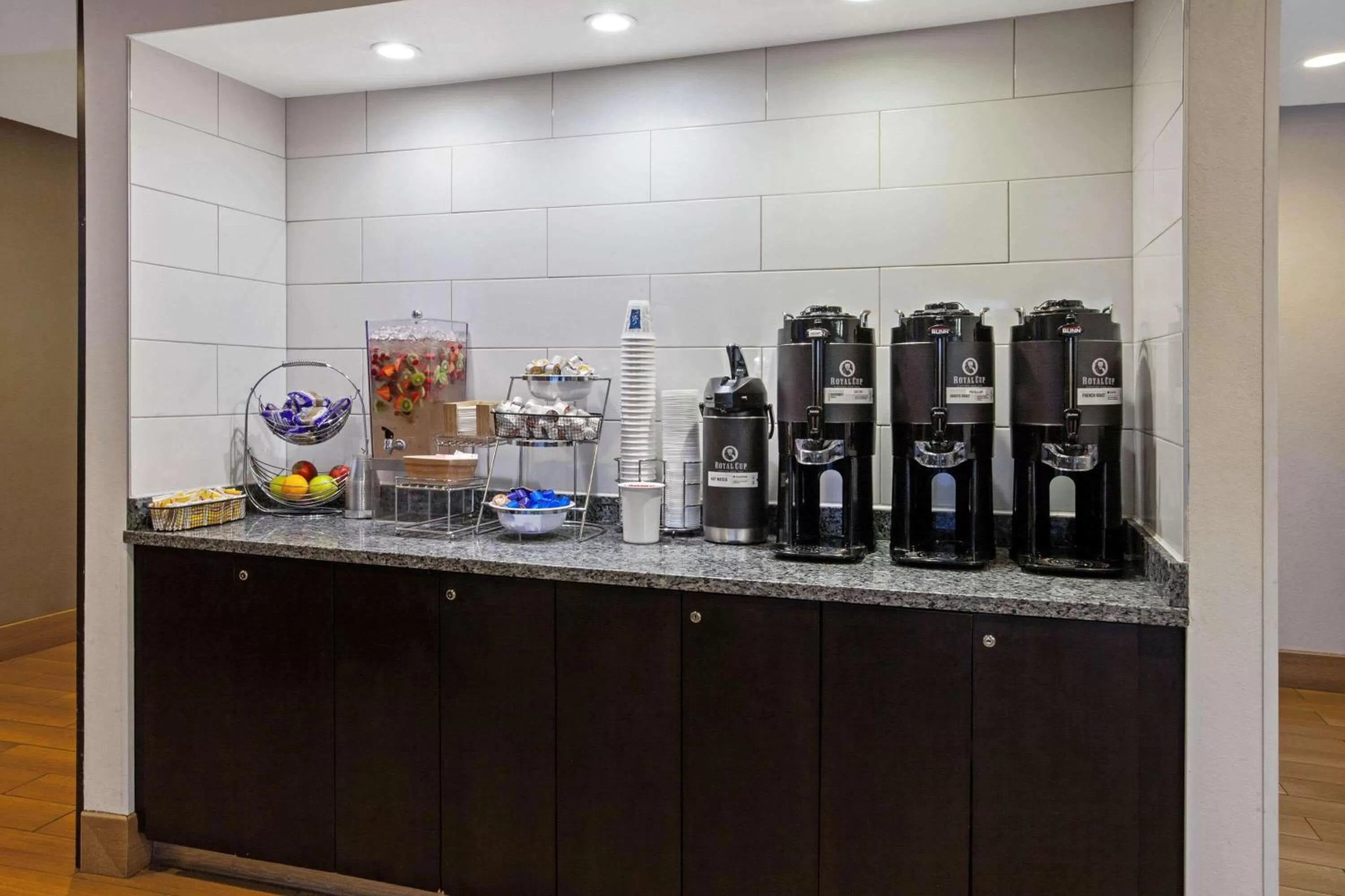 Property building in La Quinta Inn & Suites by Wyndham Detroit Metro Airport