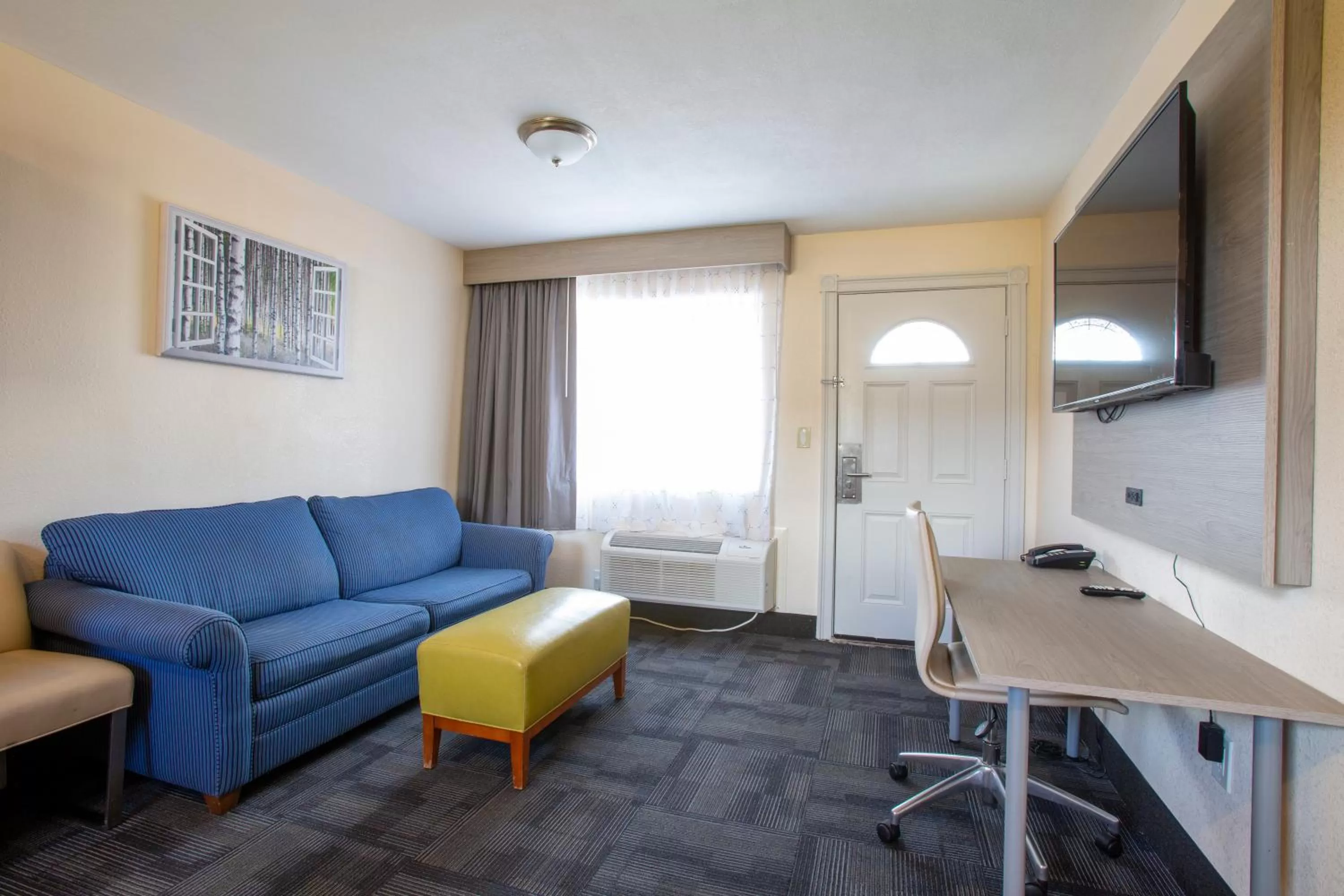 Living room in Hotel Aspen Flagstaff/ Grand Canyon InnSuites