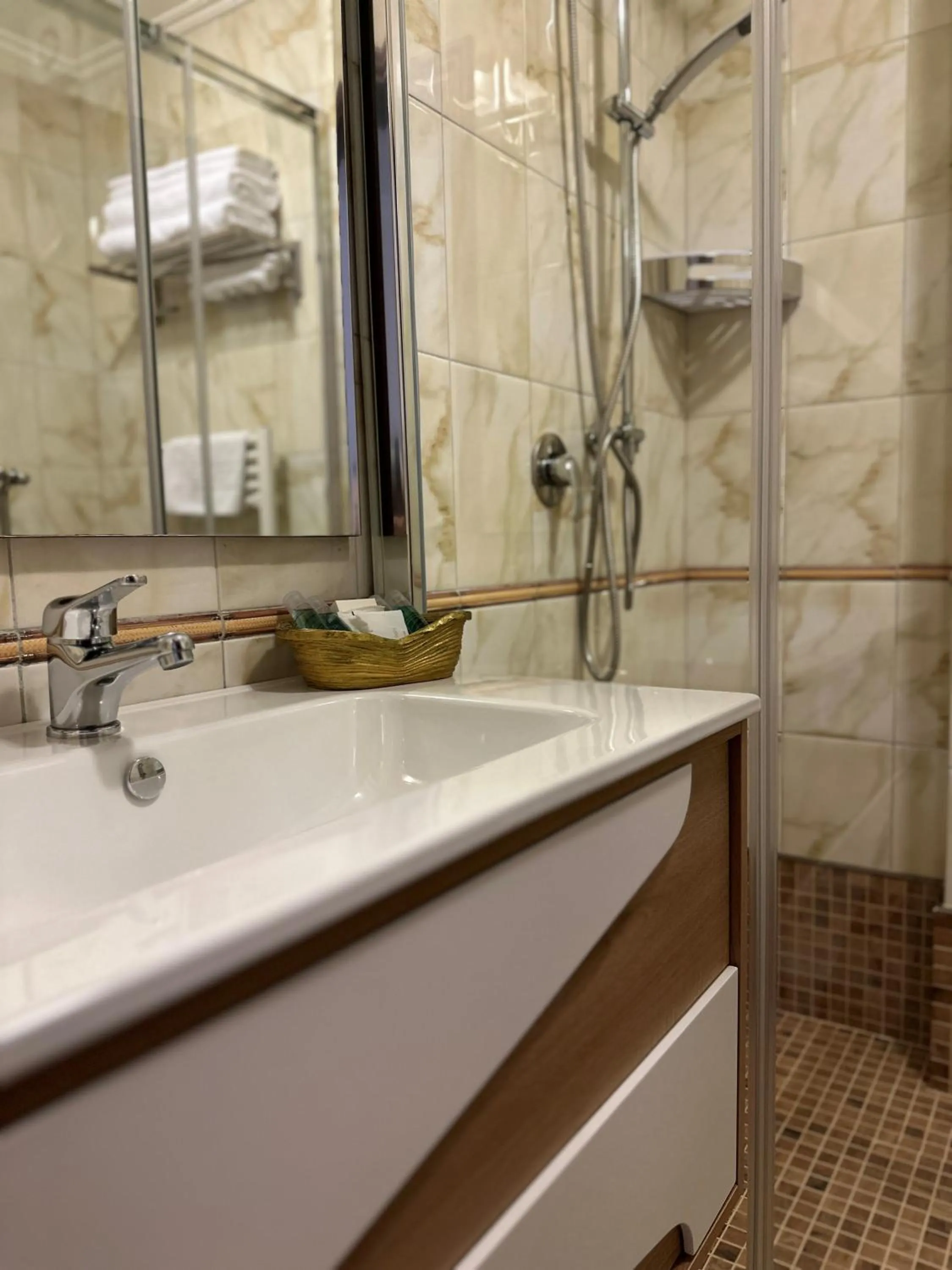 Shower in Dinasty Hotel