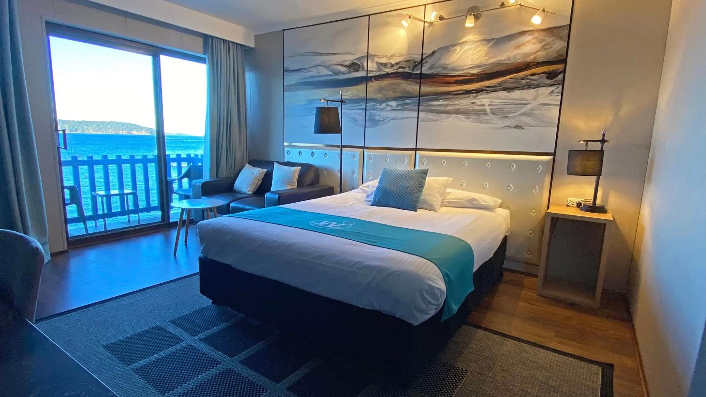 Photo of the whole room, Bed in Mariners on the Waterfront