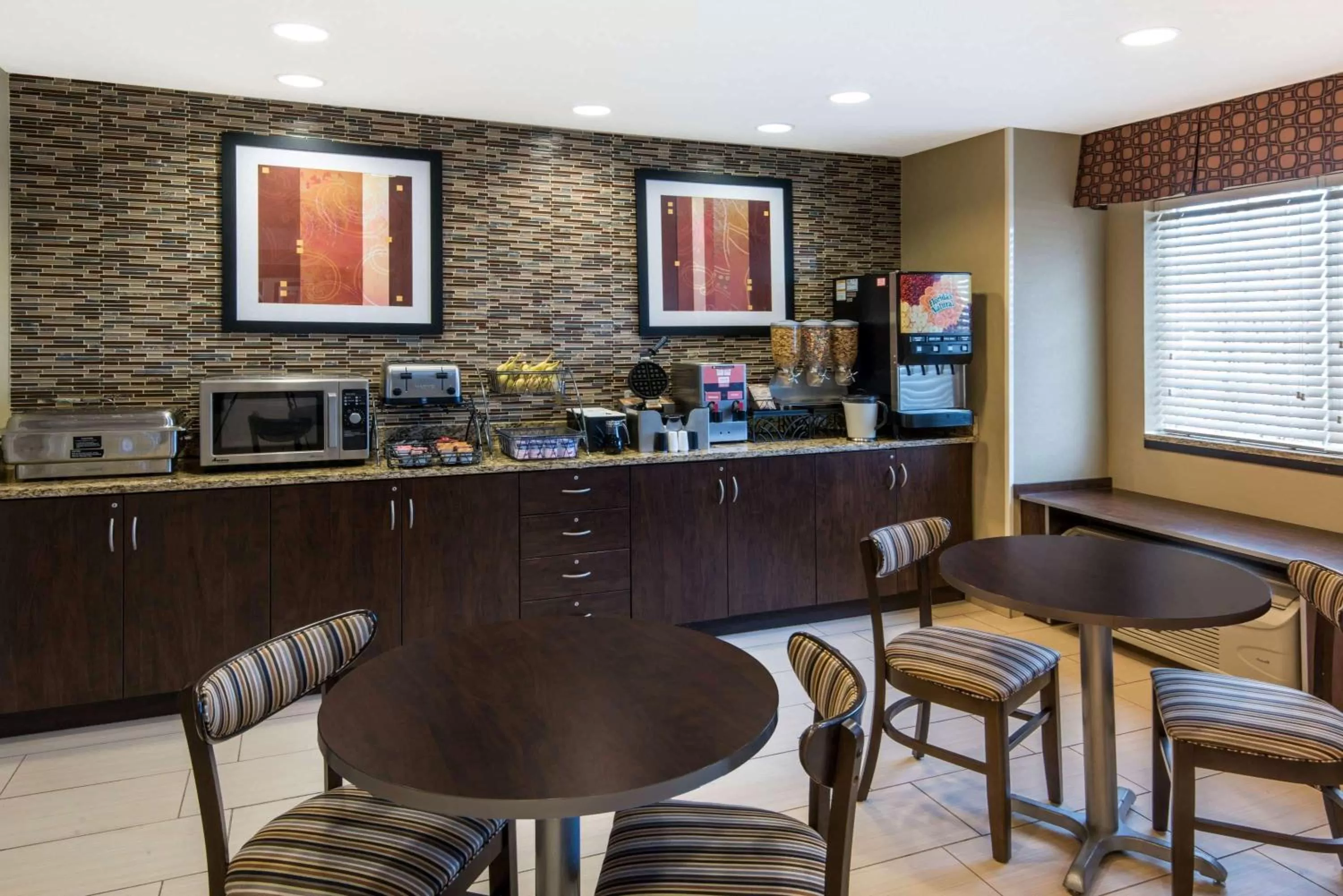 Restaurant/places to eat in Microtel Inn and Suites North Canton