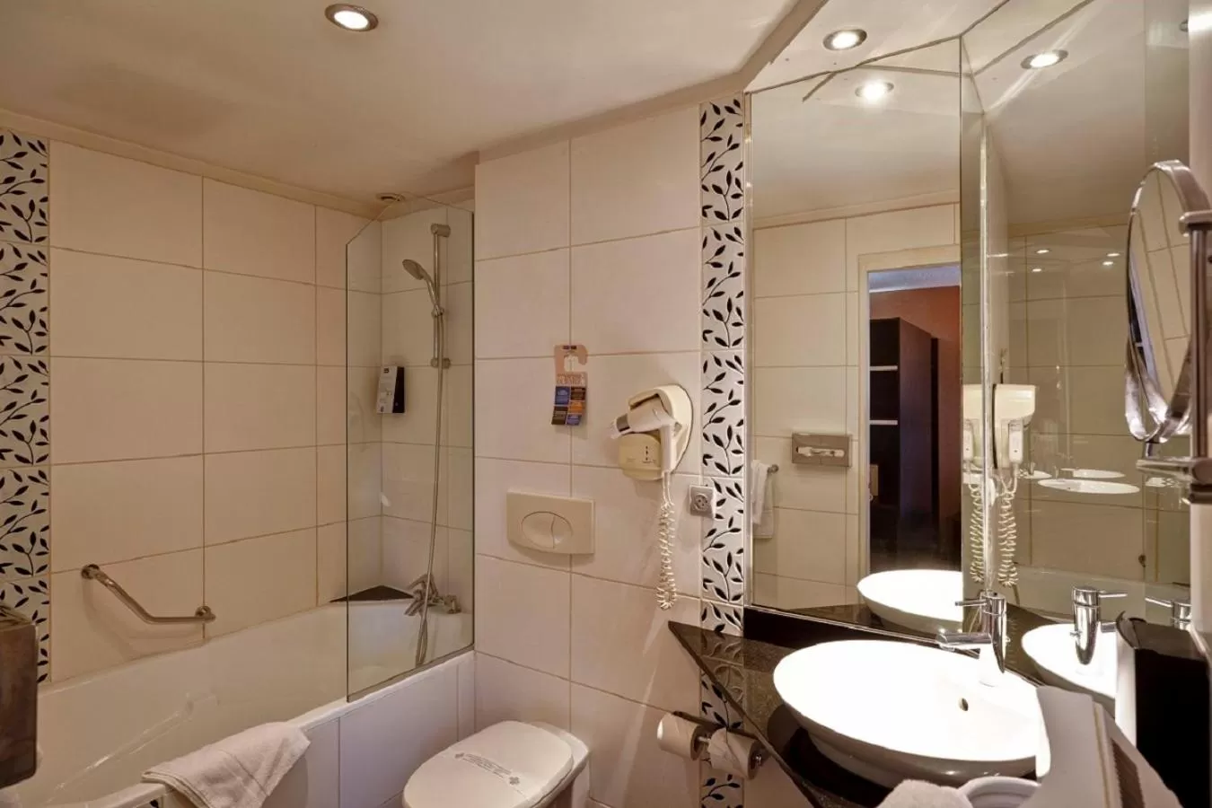 Bathroom in Kyriad Lyon Sud - Saint Genis Laval