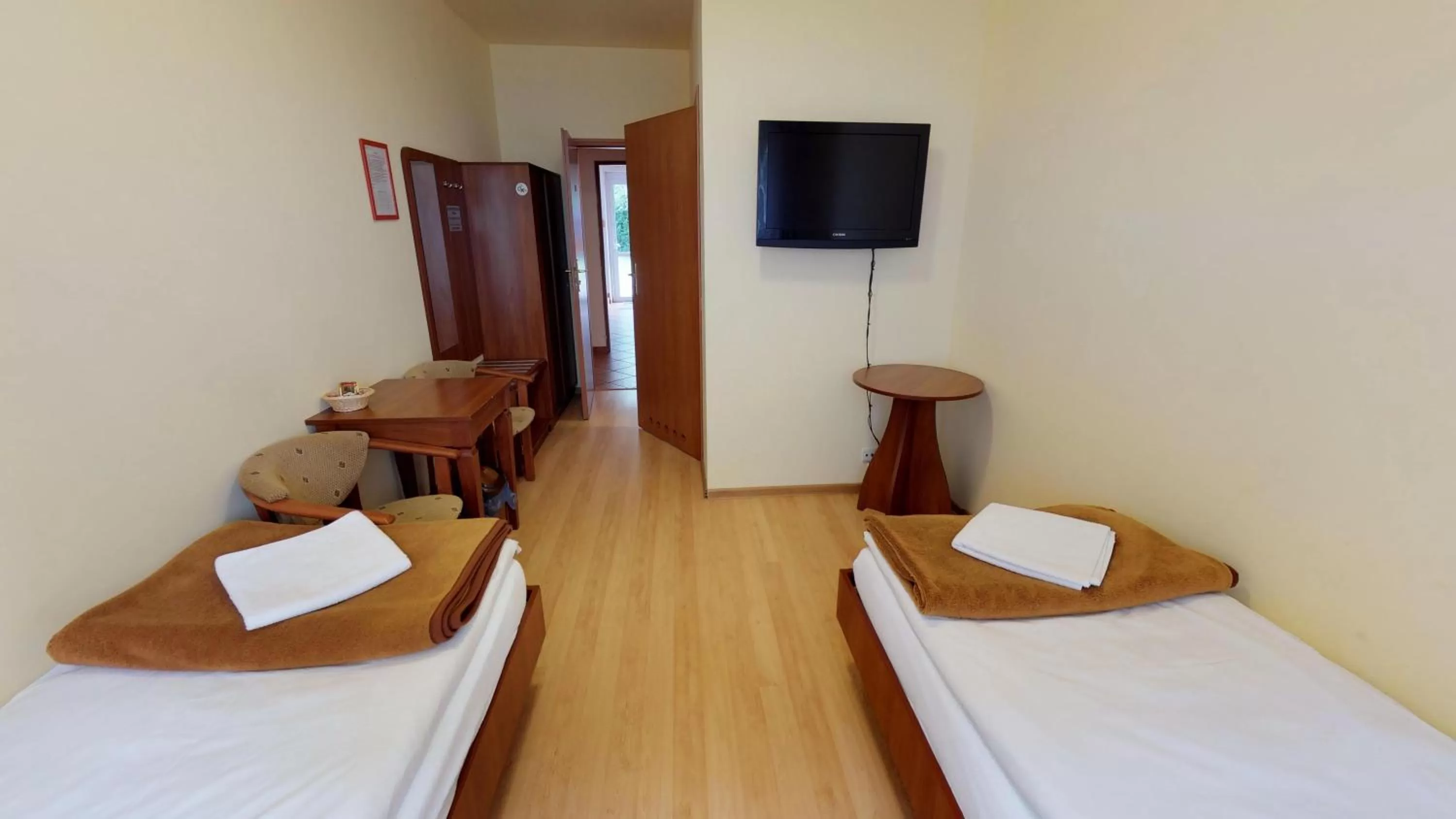 Bed, TV/Entertainment Center in Noclegi Czarna Perła