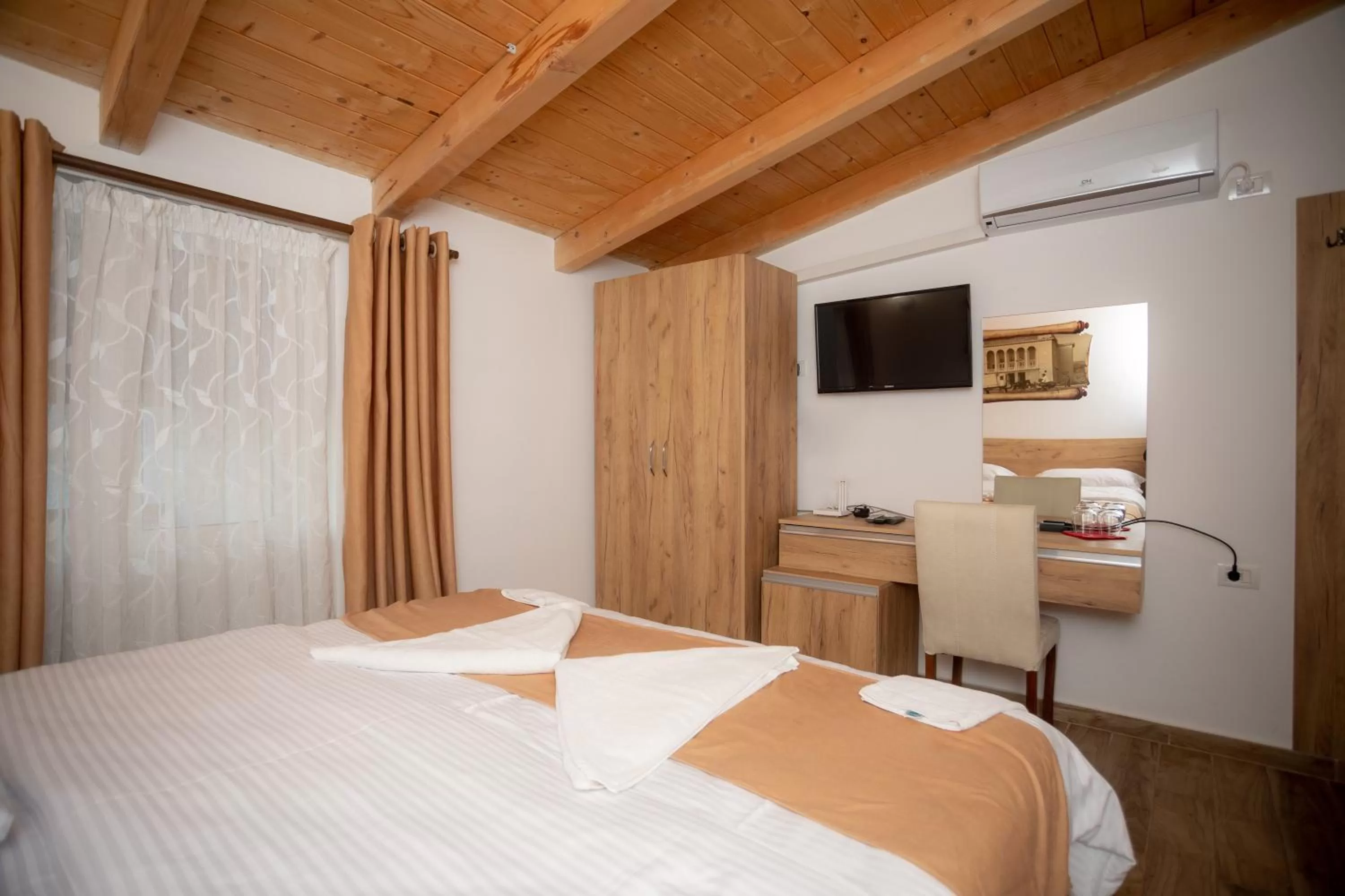 Communal lounge/ TV room, Bed in Hotel Grandpa's House