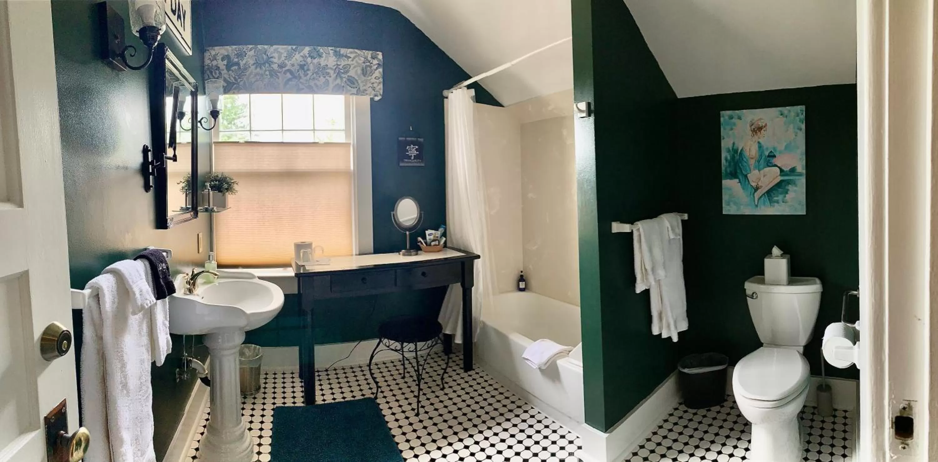 Shower in Bayberry Inn B&B and Oregon Wellness Retreat