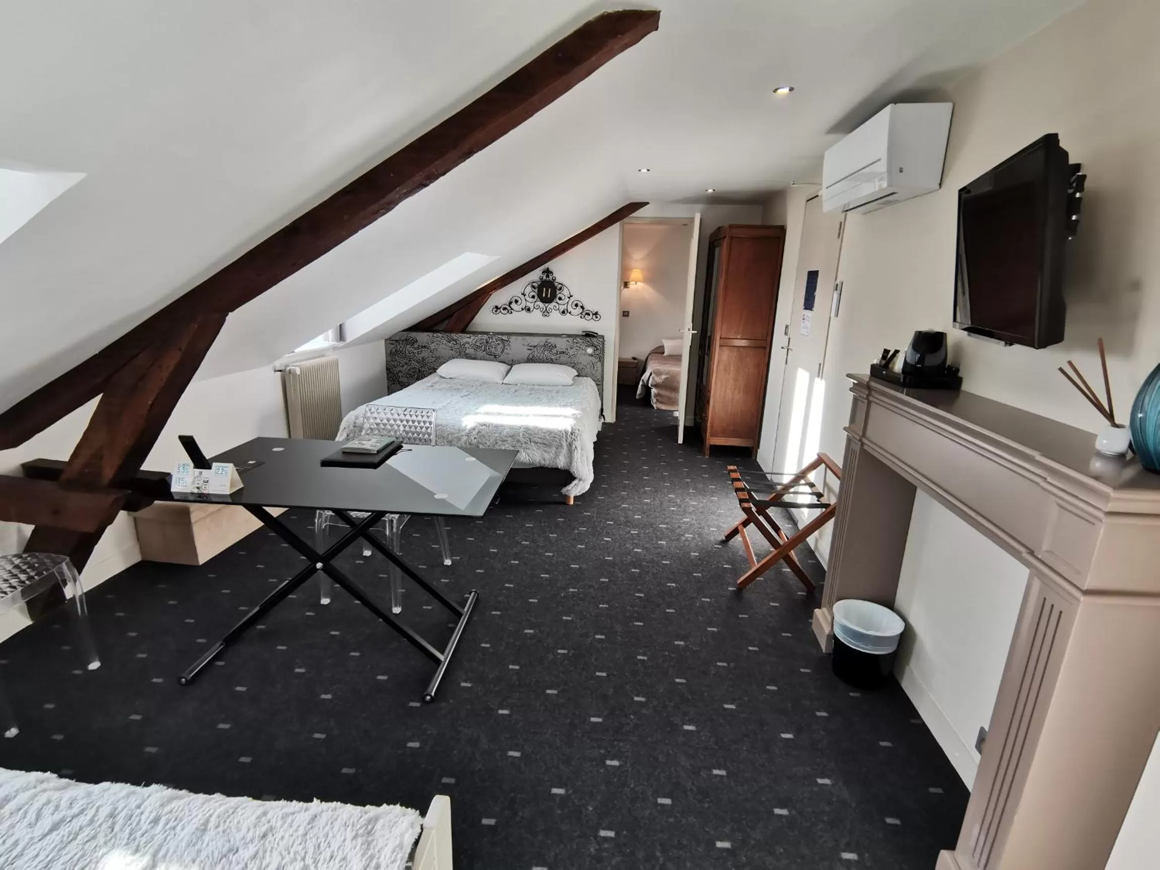 Property building, Bed in Logis Hotel Le Cerf