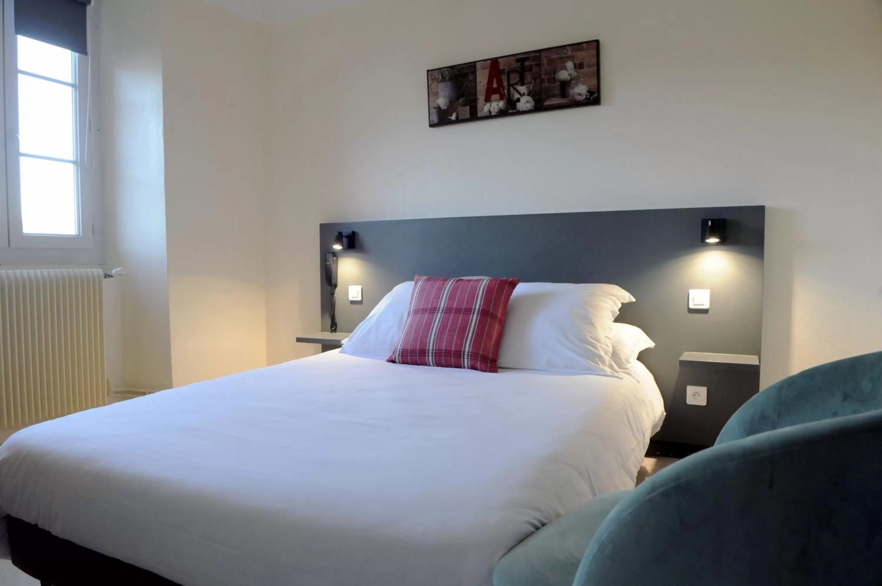 Bed in Logis Hôtel du Chêne