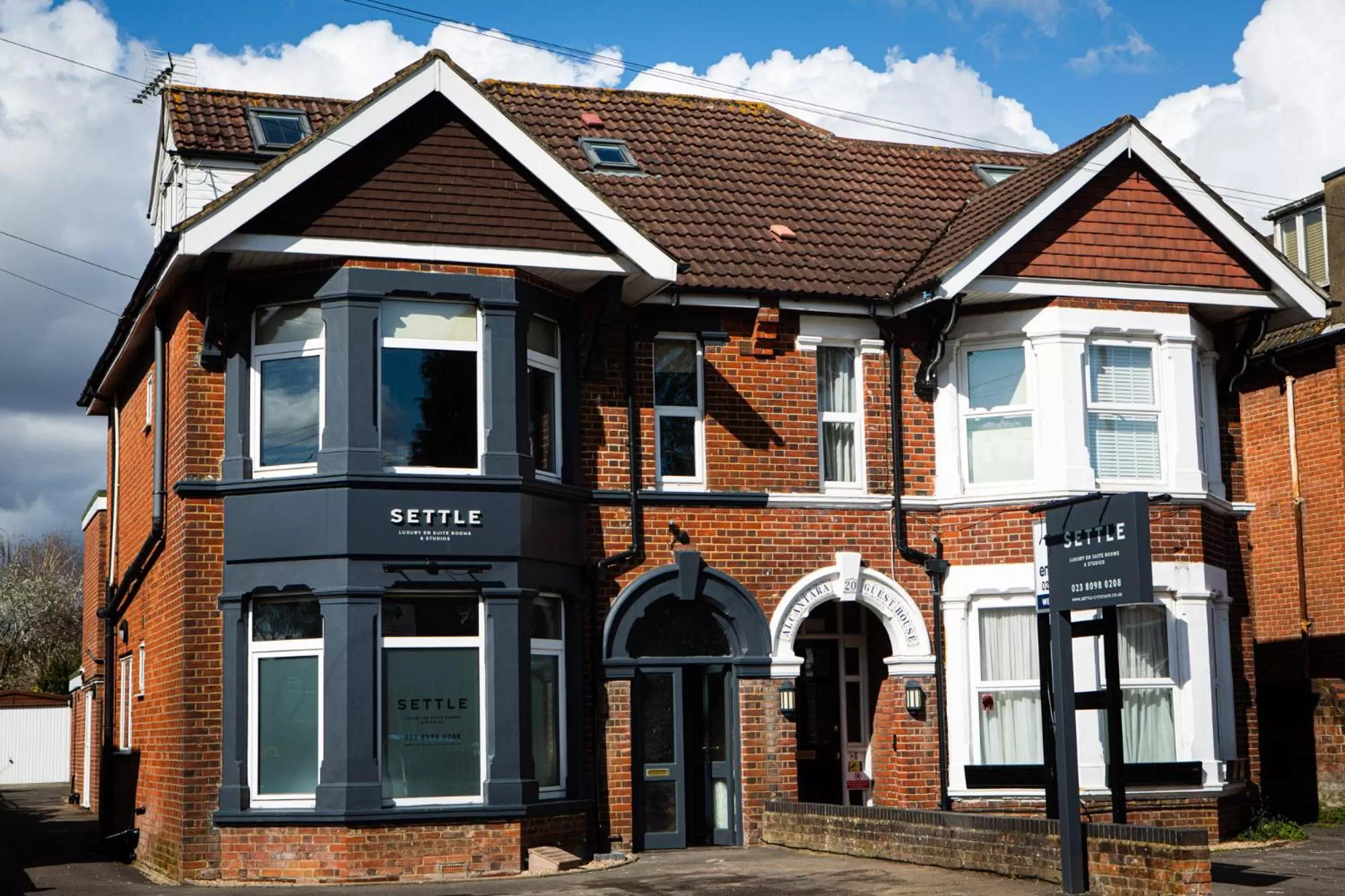 Facade/entrance, Property Building in Settle in Southampton