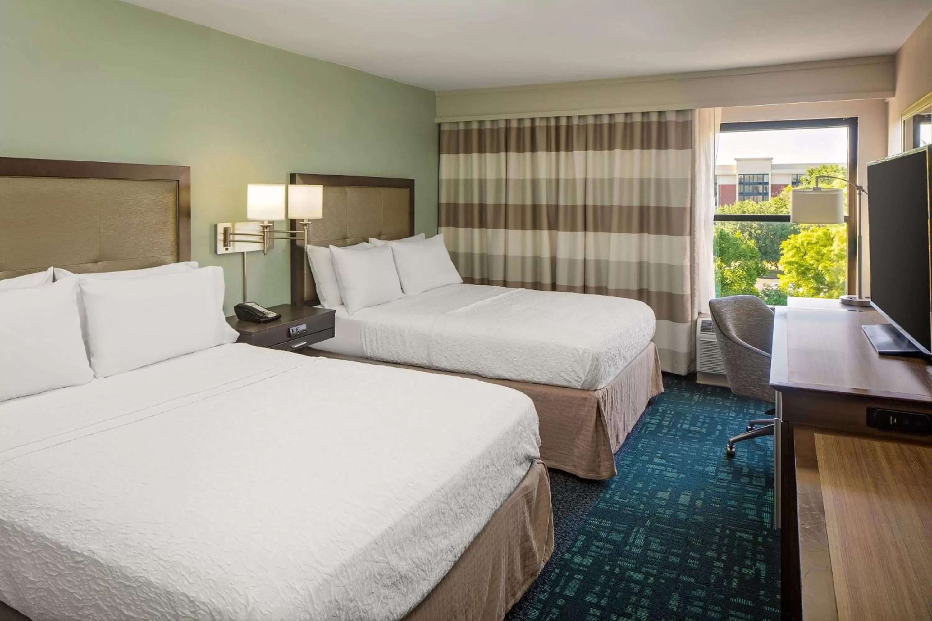 Bed in Hampton Inn & Suites Nashville-Airport