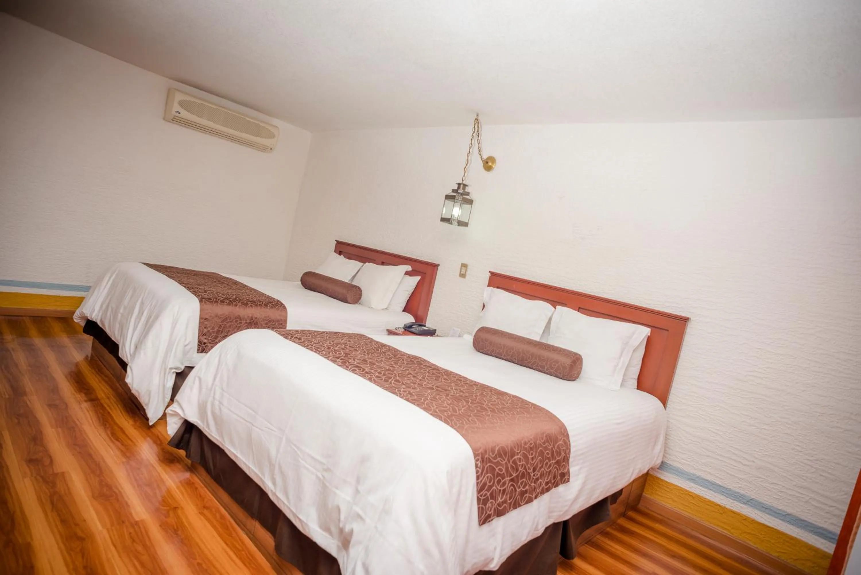 Photo of the whole room, Bed in Howard Johnson by Wyndham Morelia Calle Real