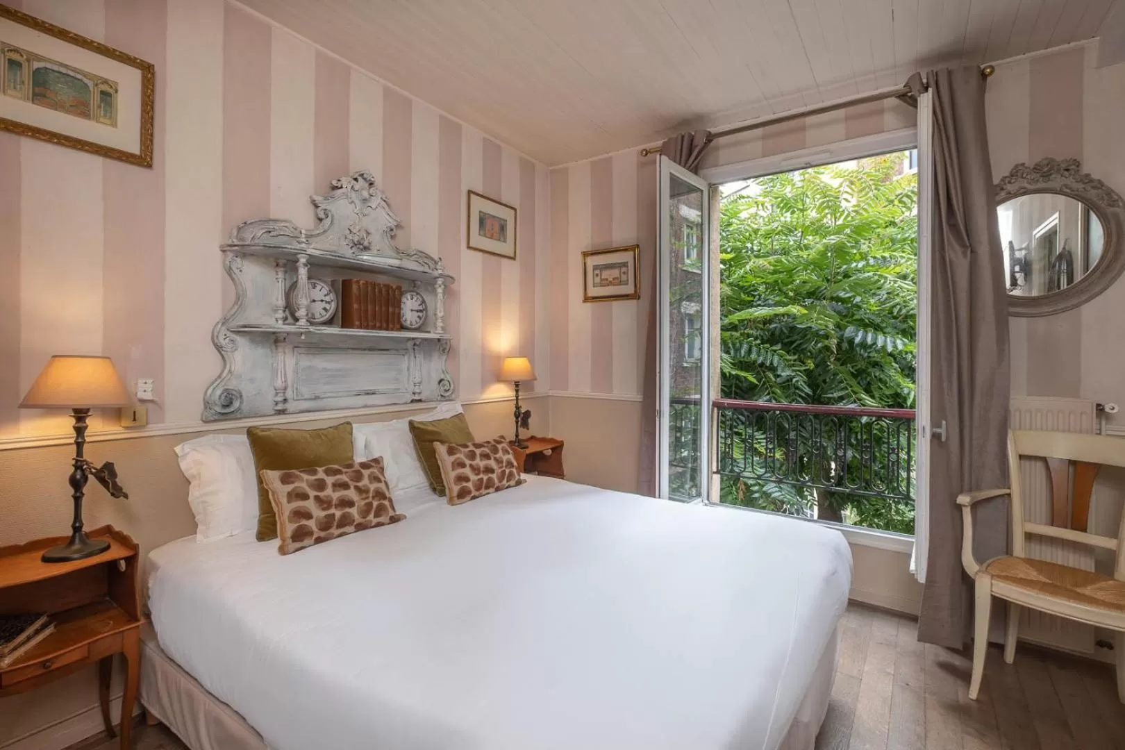 Queen Room with Garden View in Hôtel de l'Avre