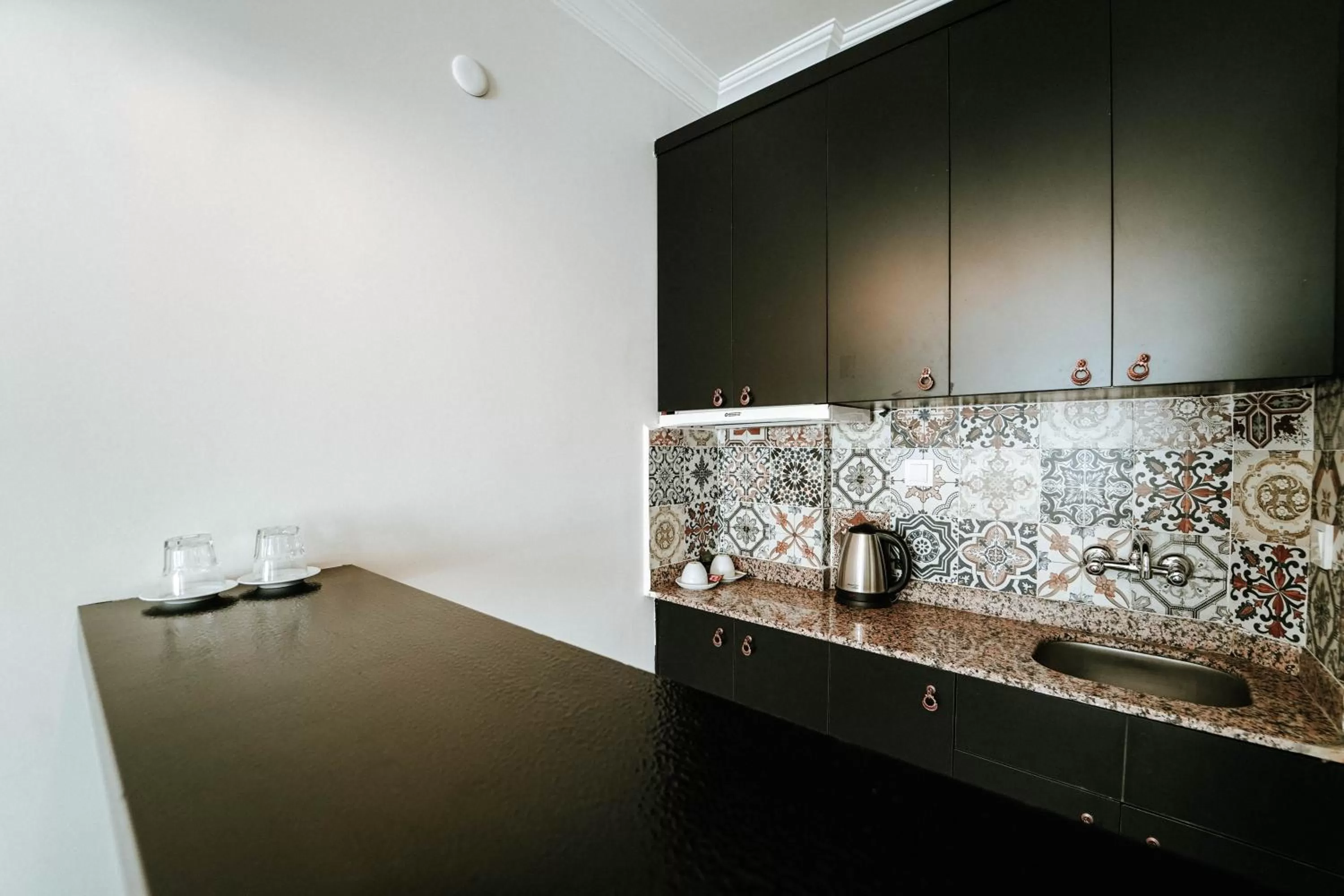 Kitchen or kitchenette, Bathroom in BEETLE HOUSE COFFEE HOTEL