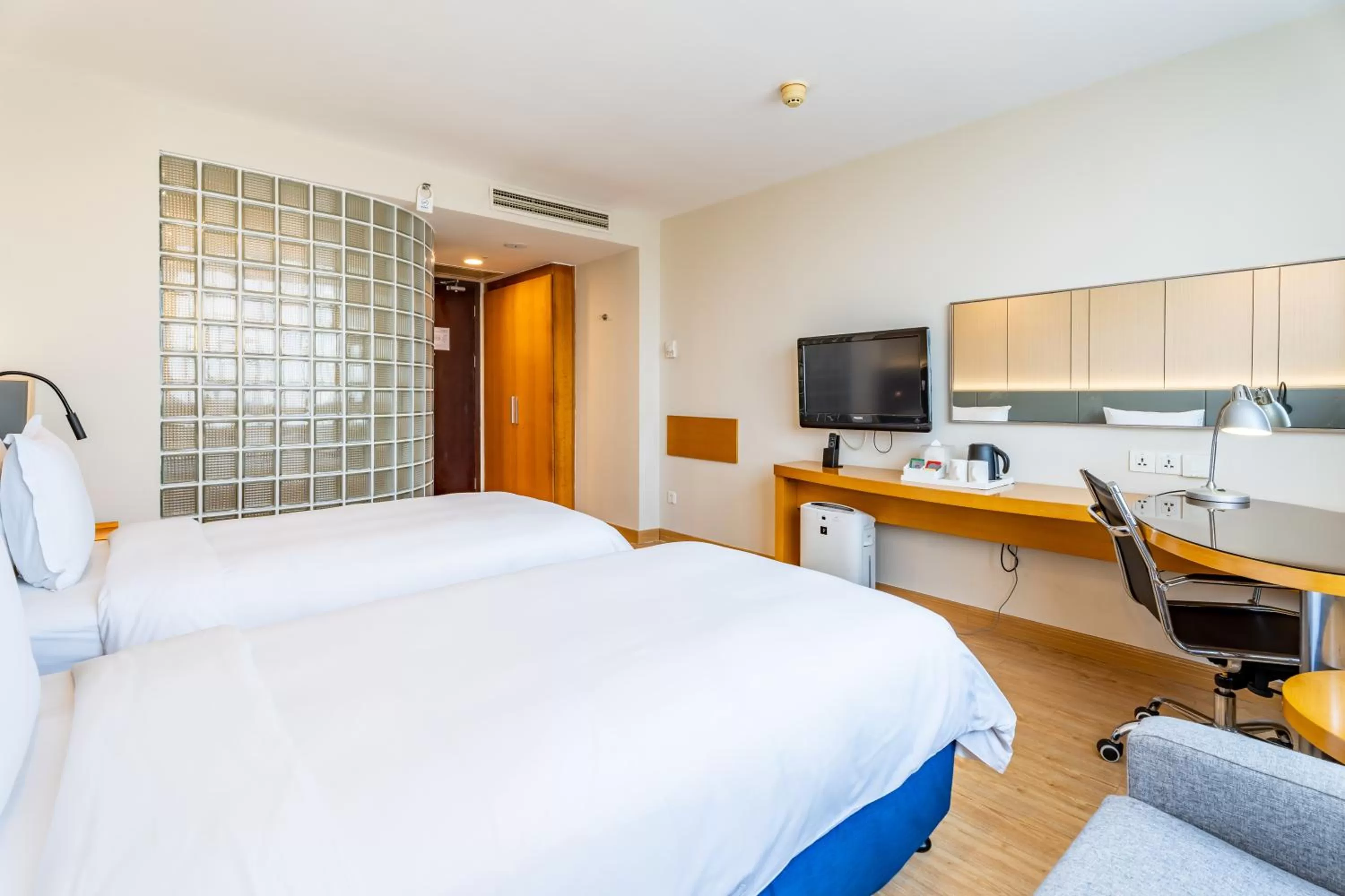 Property logo or sign, Bed in Holiday Inn Express Shanghai Jinqiao Central by IHG