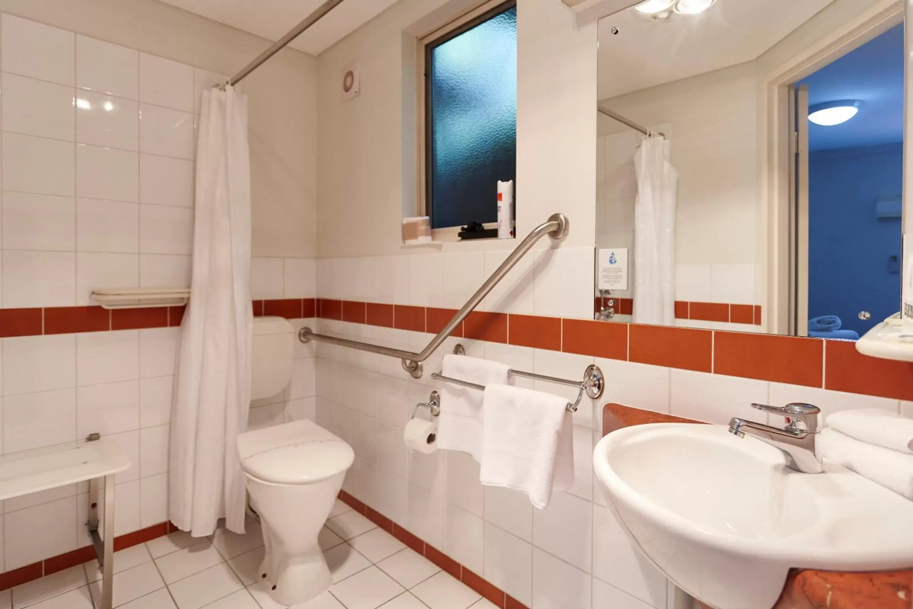 Standard Queen room includes Free Parking and Wifi in Elphin Serviced Apartments Standard Queen room includes Free Parking and Wifi in Elphin Serviced Apartments