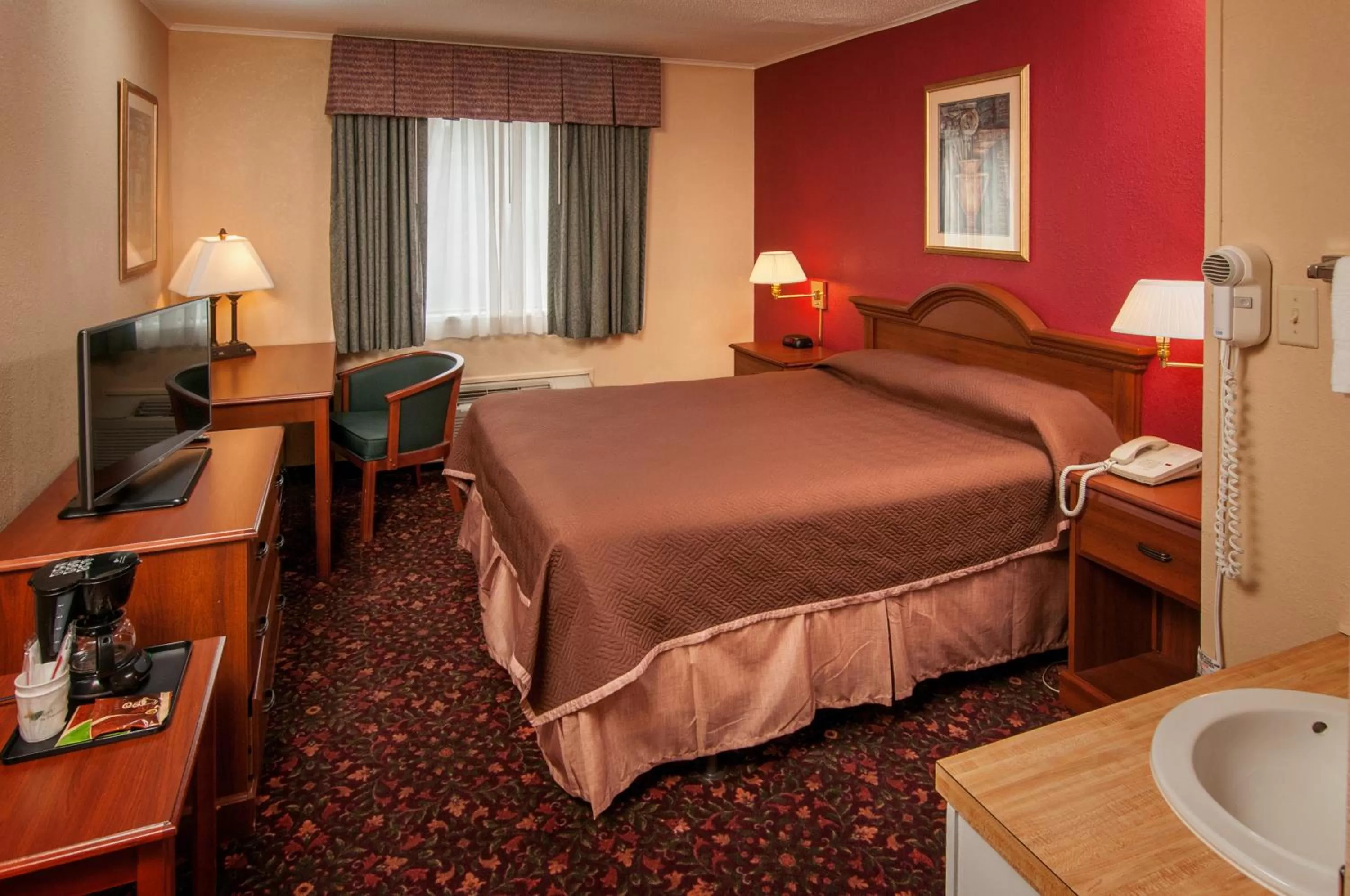 Deluxe King Room - Non-Smoking in Travelodge by Wyndham Beckley