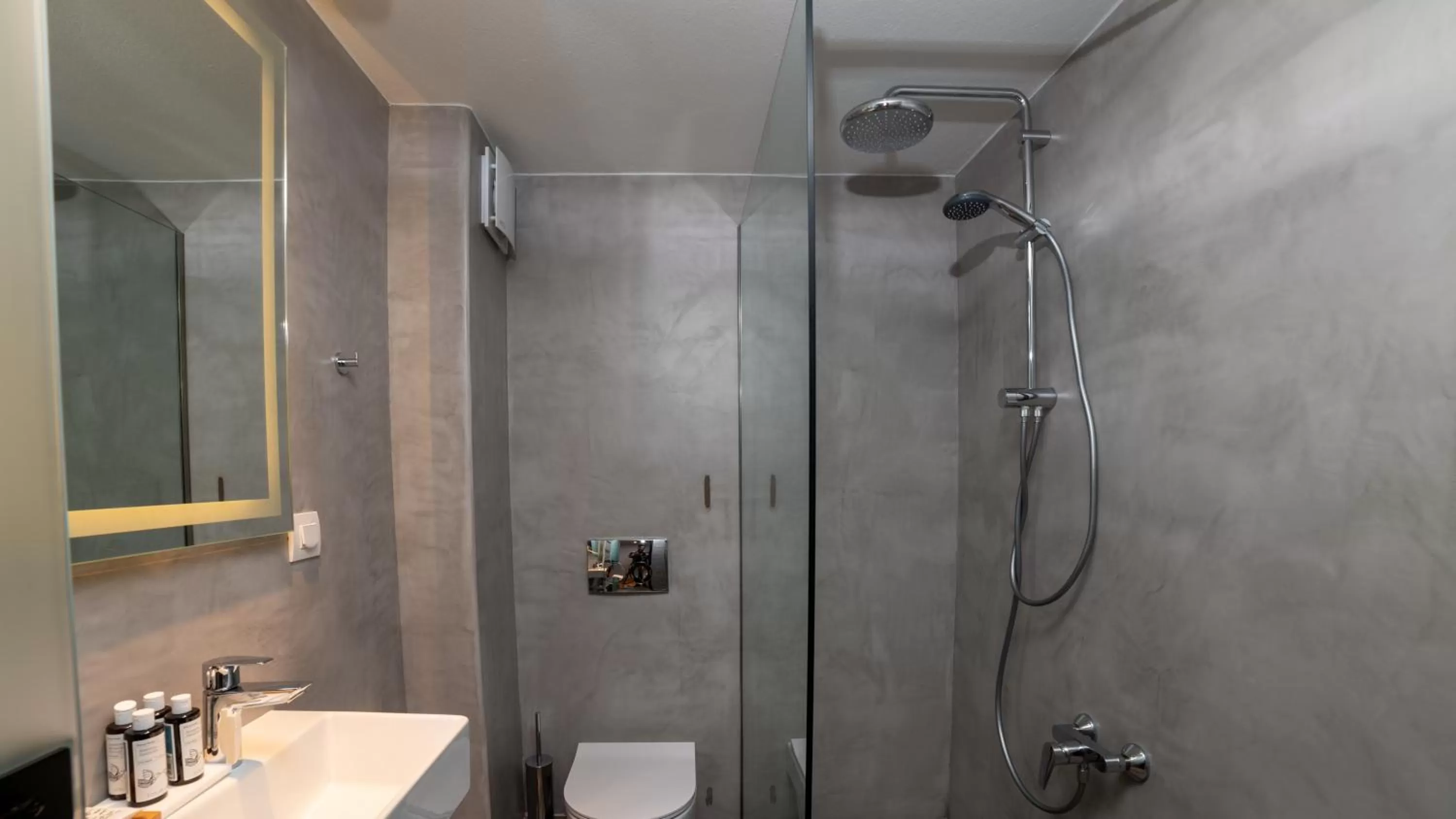 Bathroom in Brettania Hotel