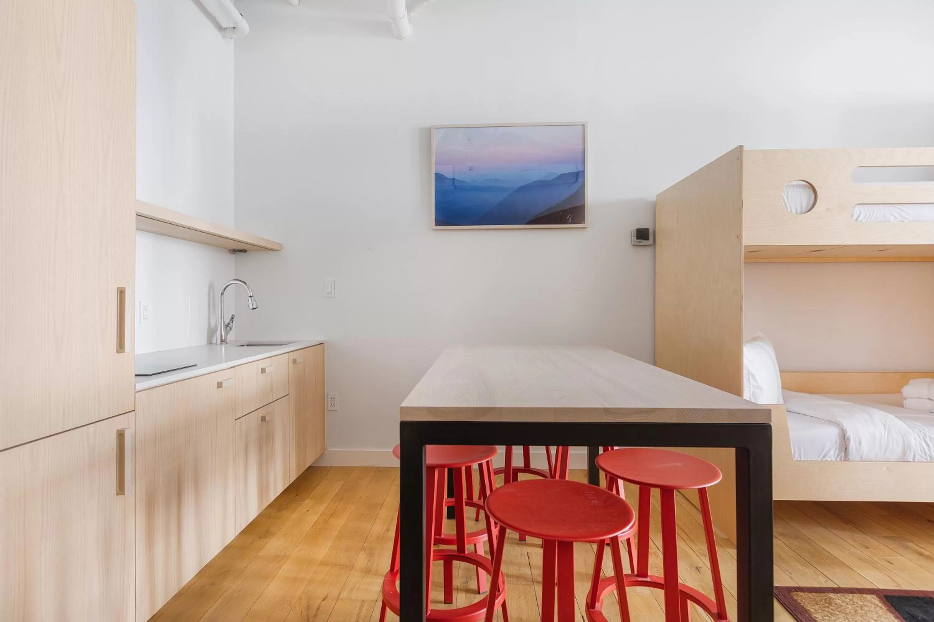Kitchen or kitchenette, Bed in Placemakr Wall Street