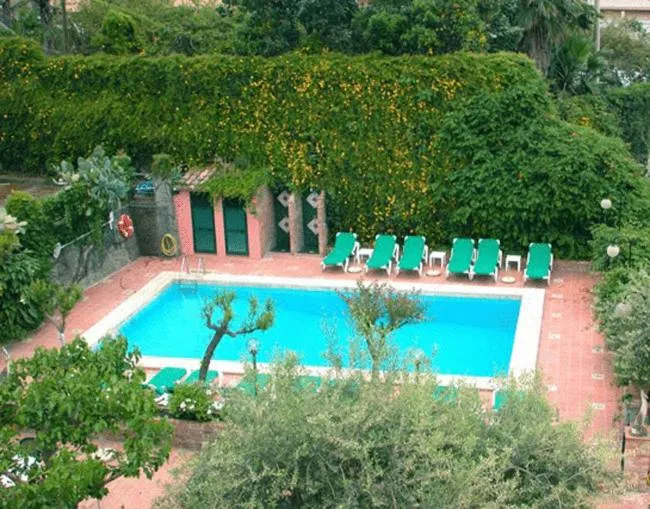 Swimming pool in Hotel Villa Sirina