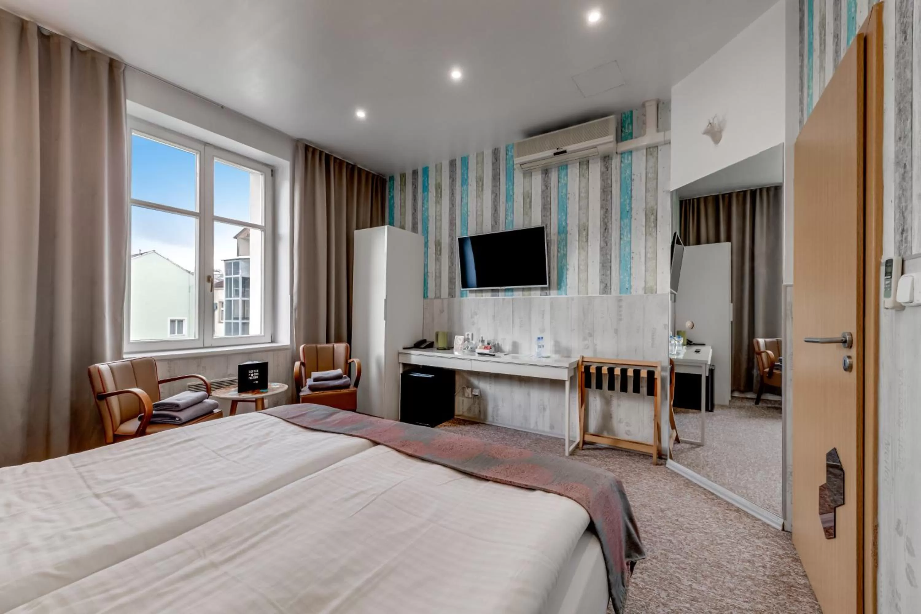 Bedroom, Bed in Royal Court Hotel