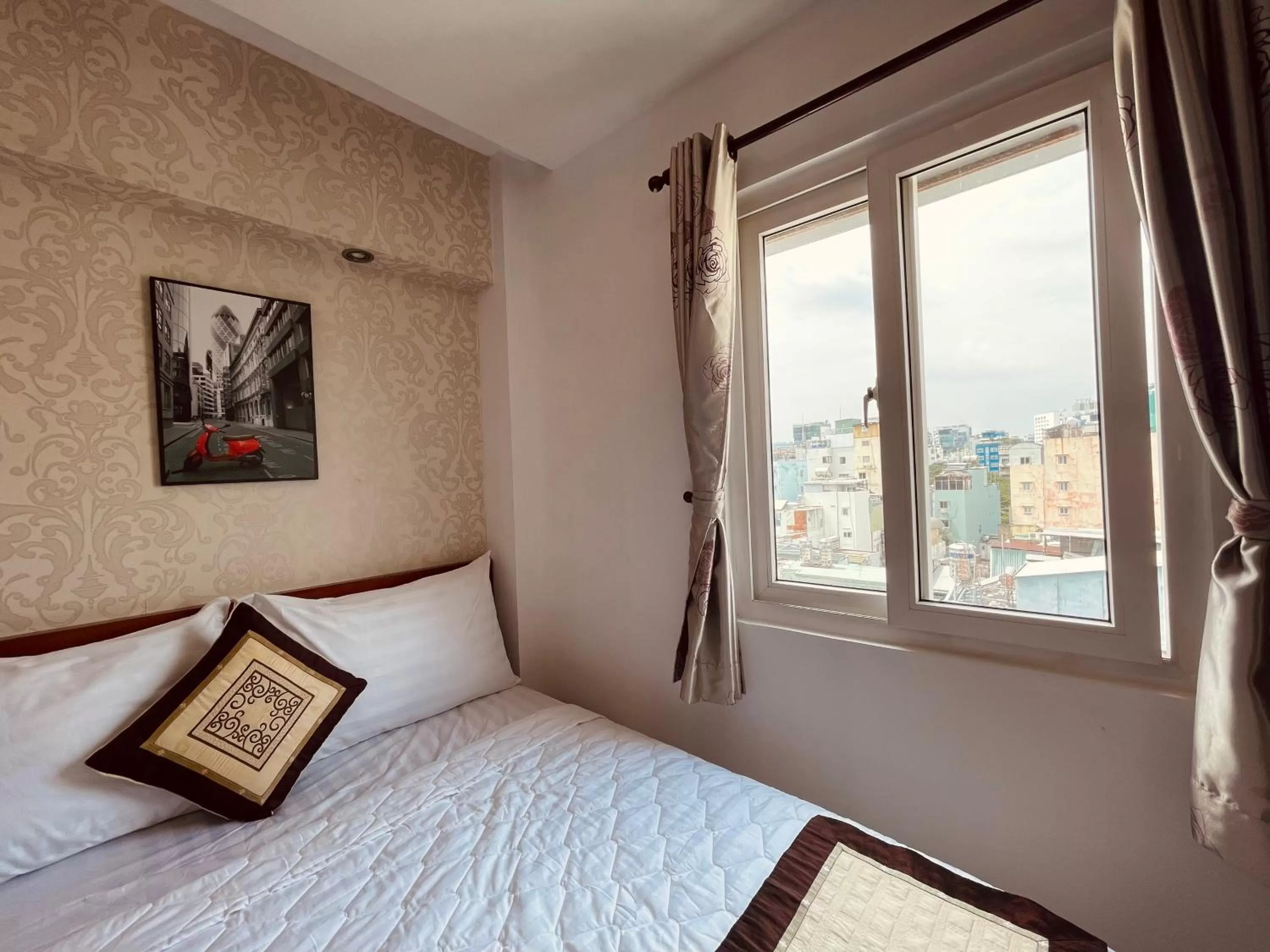 King Room with Spa Bath in SaiGon Europe Hotel